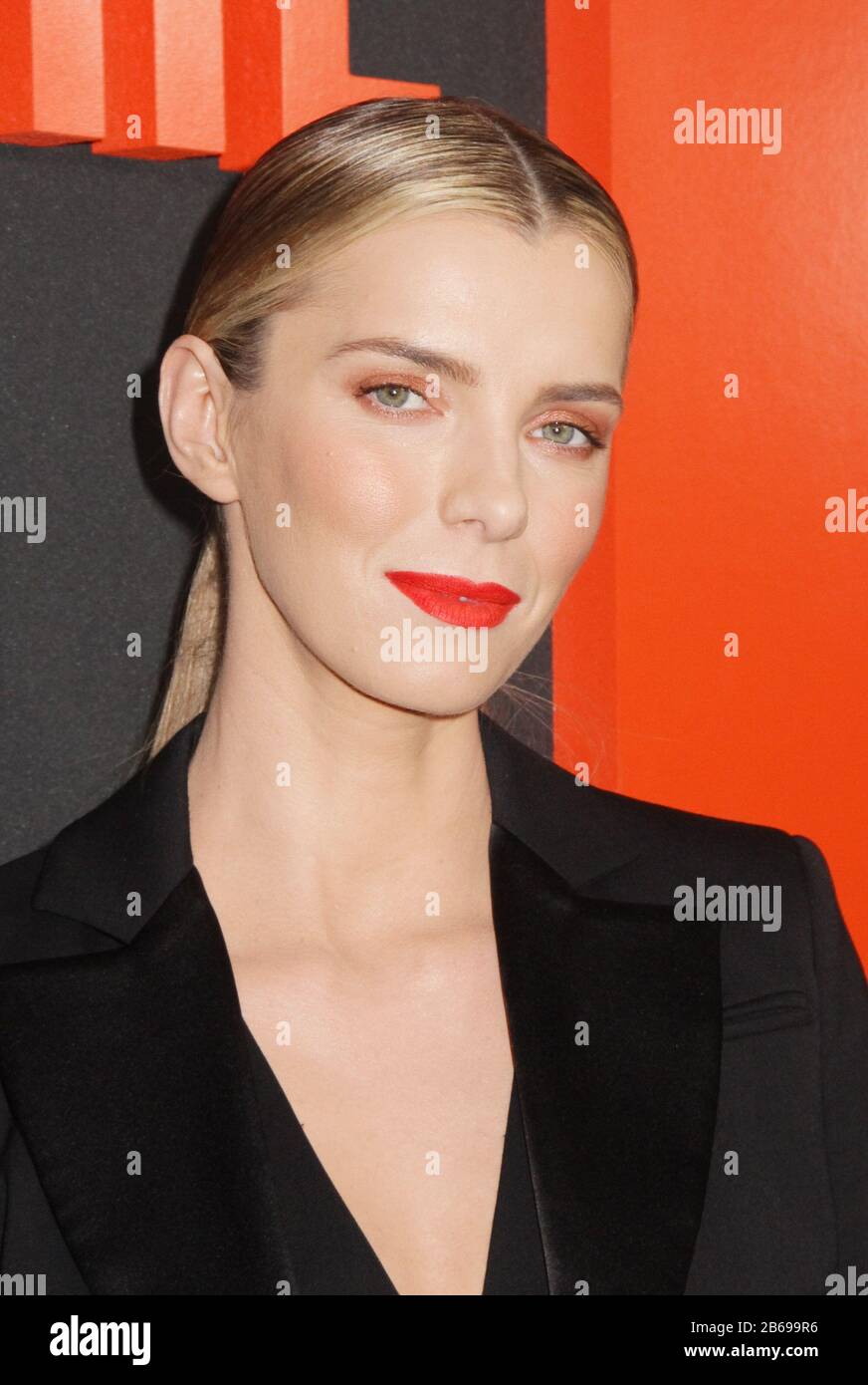 Betty Gilpin 03/09/2020 lo screening speciale della 'Caccia' tenuto presso l'ARCLIGHT Hollywood di Los Angeles, California. Foto di I. Hasegawa / HNW / Picturelux Foto Stock