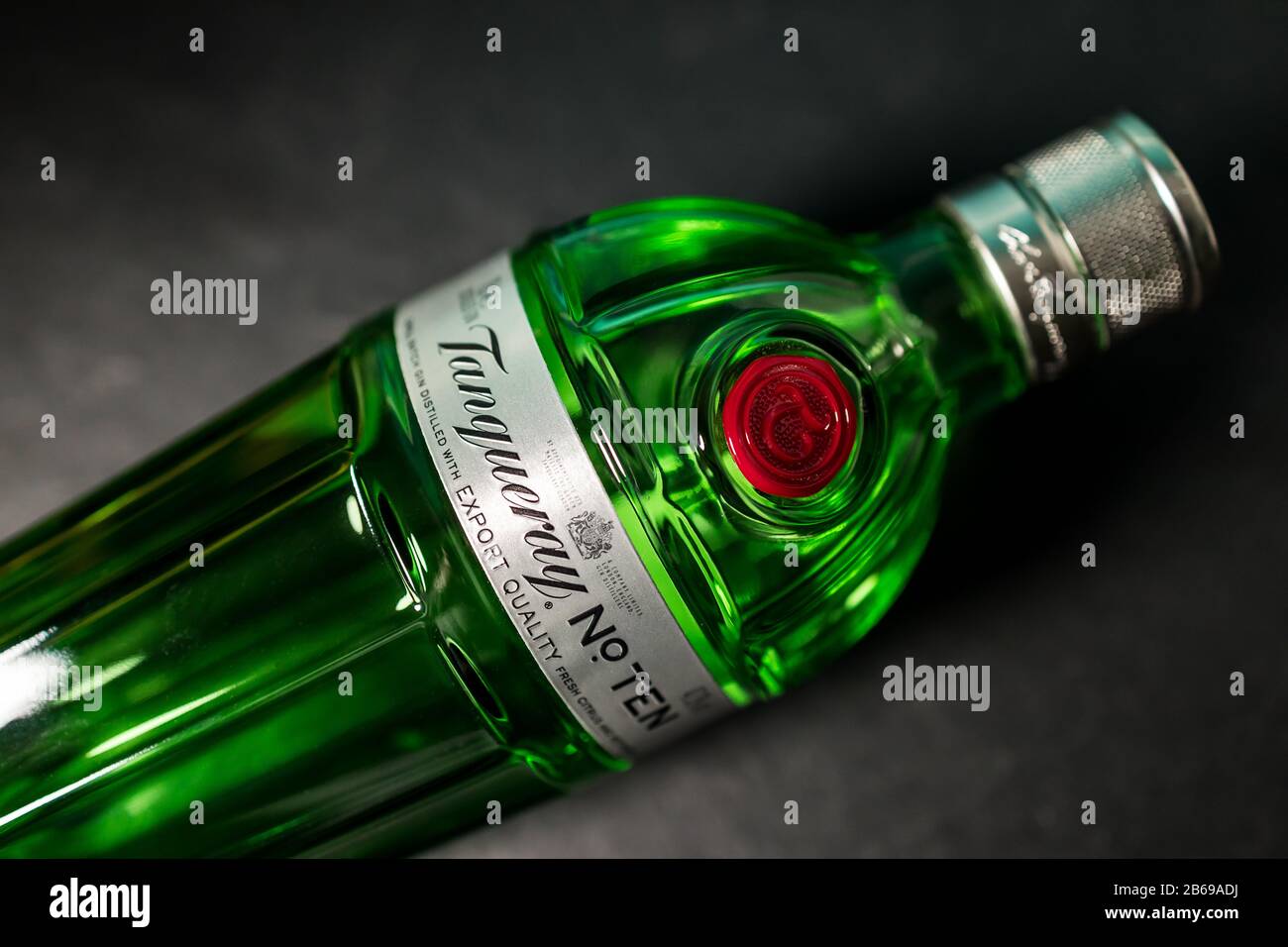 Londra - 03 MARZO 2020: Tanqueray Ten Gin in bottiglia di vetro verde su sfondo nero scuro Foto Stock