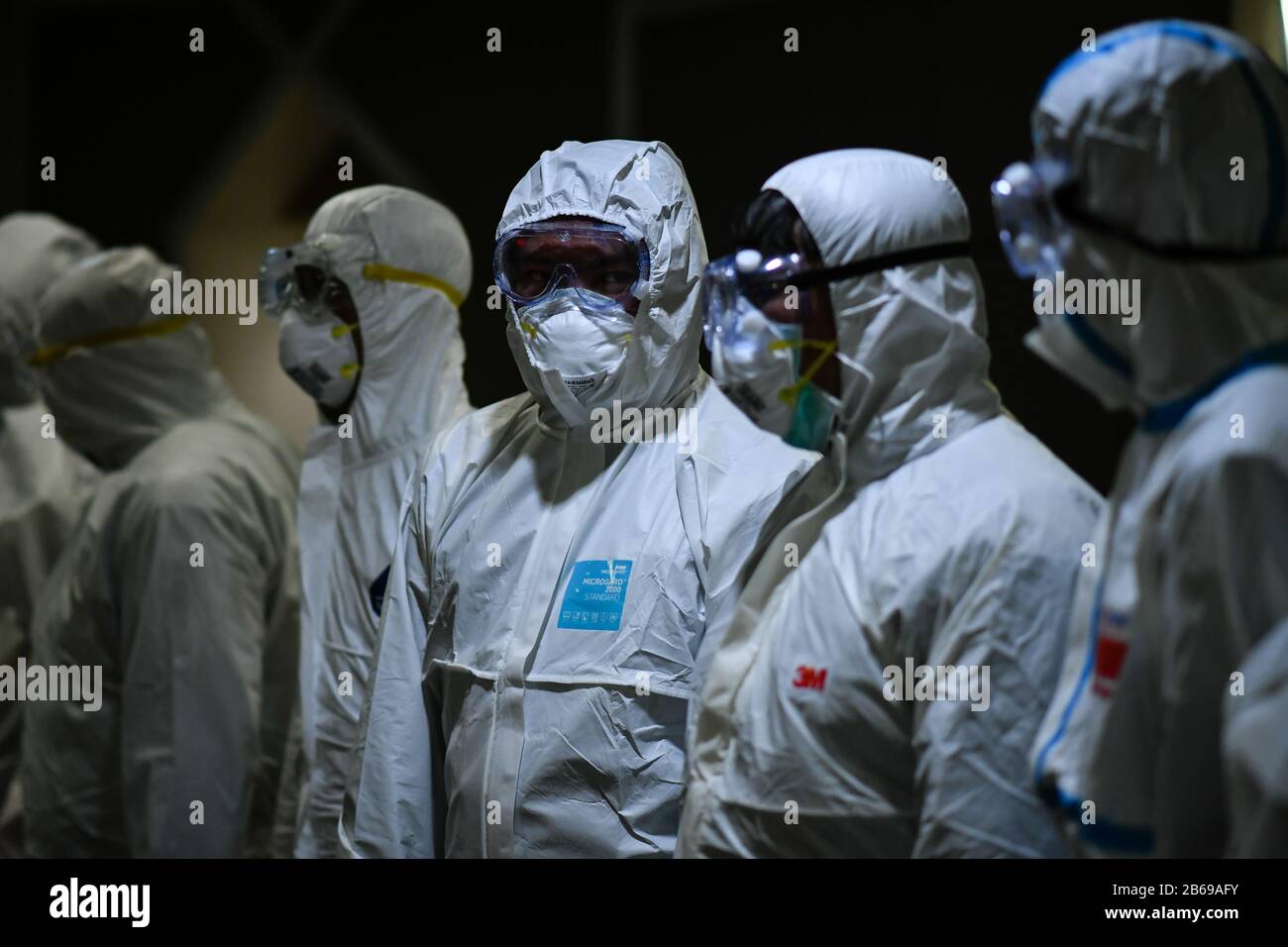 Bangkok, Tailandia. 10th Mar, 2020. Il personale disinfettante che indossa abiti protettivi e maschera come misura preventiva contro il nuovo virus corona. L'ufficio dell'Organizzazione Mondiale della Sanità (OMS) Thailandia ha riferito che il numero totale di casi confermati COVID-19 documentati in Thailandia è di 50 persone di cui 33 recuperati, 16 in ospedale e un morto. Credit: Sopa Images Limited/Alamy Live News Foto Stock