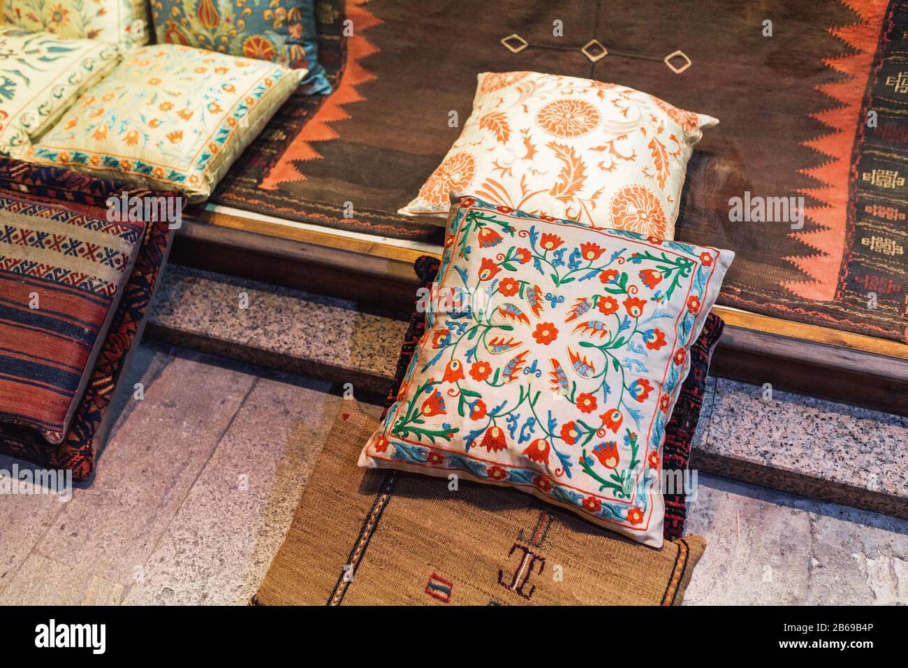 Cuscini arabi colorati presso il banco vendite del mercato turco Foto stock  - Alamy