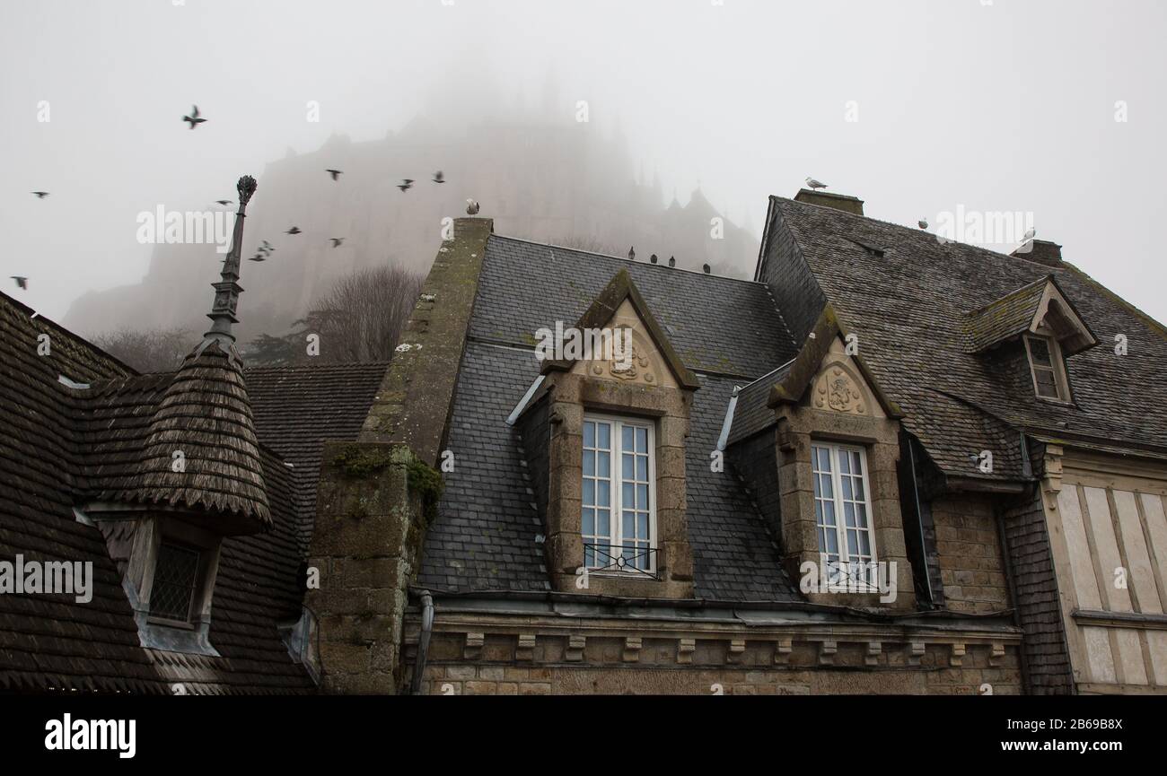 Mont-Saint-Michel, Klosterberg, Grand Rue, Dachlandschaft Darüber Die Abtei Im Nebel Foto Stock
