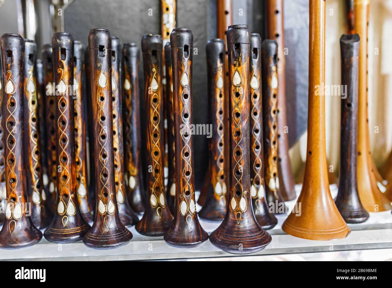 molti tubi di flauto di legno sul mercato Foto Stock