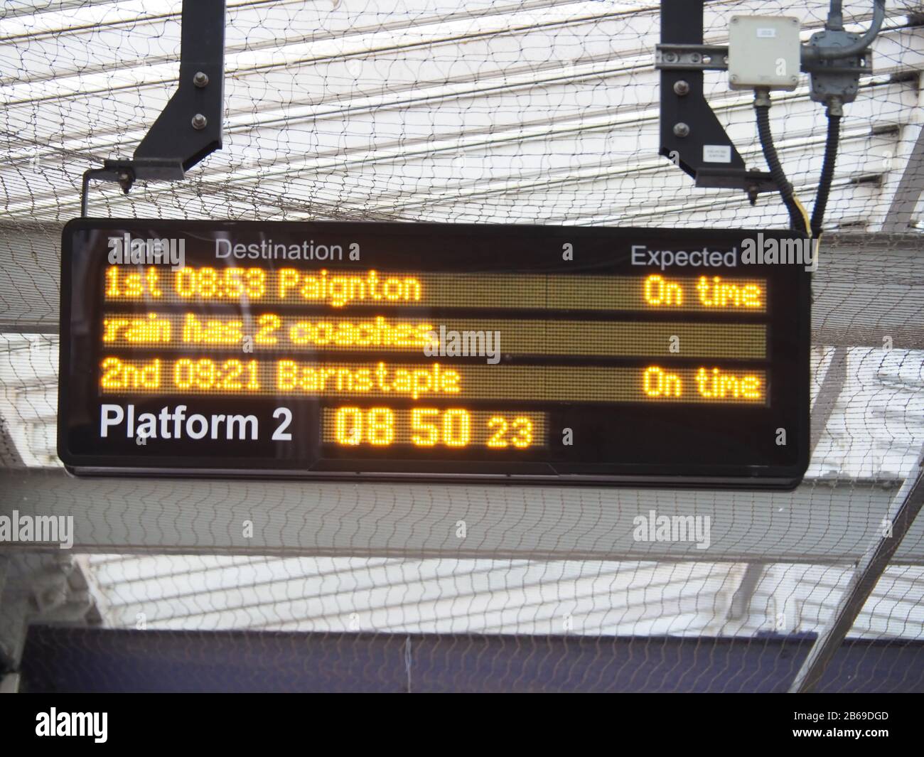 Una bacheca LED della destinazione del treno nel Devon, Inghilterra Foto Stock