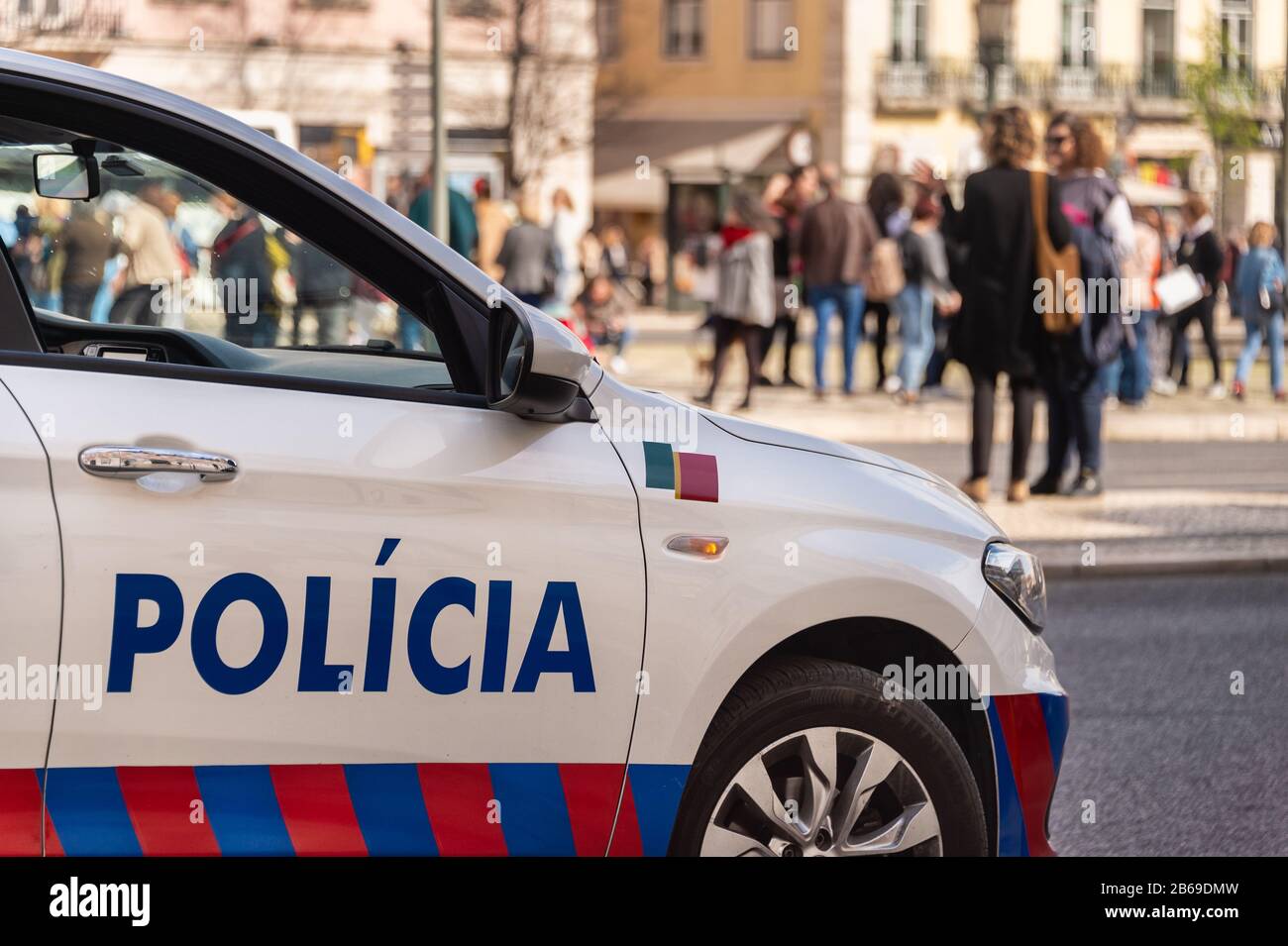 Lisbona, Portogallo - 8 marzo 2020: Auto di polizia durante la protesta con manifestanti in background Foto Stock