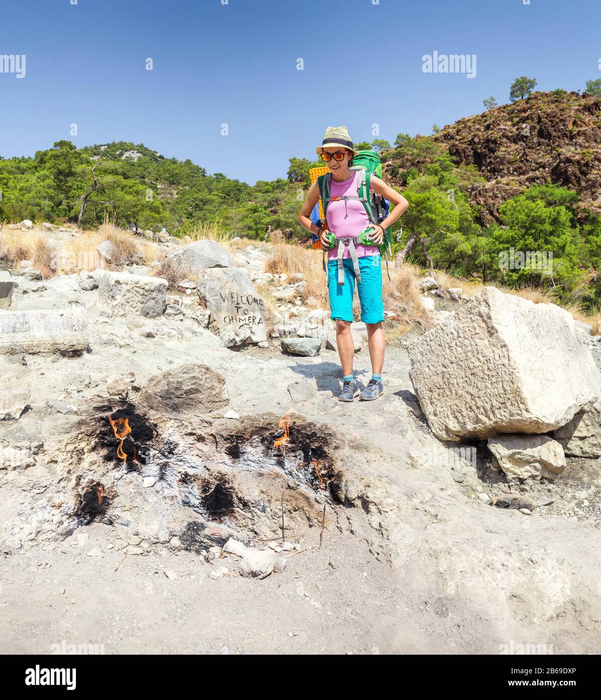 Donna escursionista turistico guardando Yanartas chimera fiamme nel parco nazionale Olympos in Turchia Foto Stock