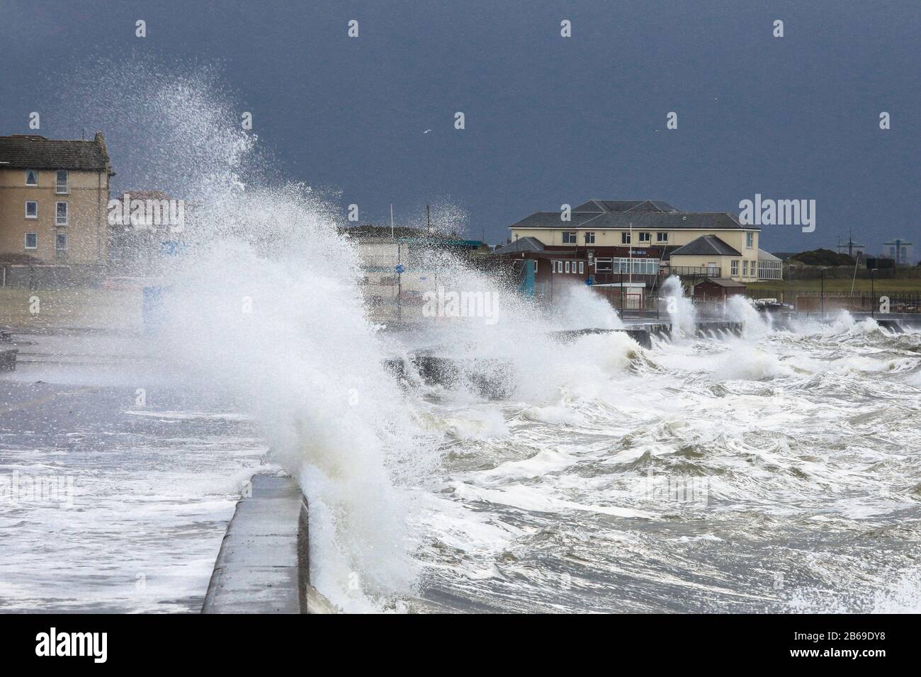 Prestwick, Regno Unito. 10th Mar, 2020. La tempesta si snoda fino a 60 miglia all'ora, con forti piogge che hanno interessato il lungomare di Prestwick sul Firth of Clyde, Scozia, Regno Unito. La famosa passeggiata, parte della ciclabile ad ovest della Scozia, era deserta. Credito: Findlay/Alamy Live News Foto Stock