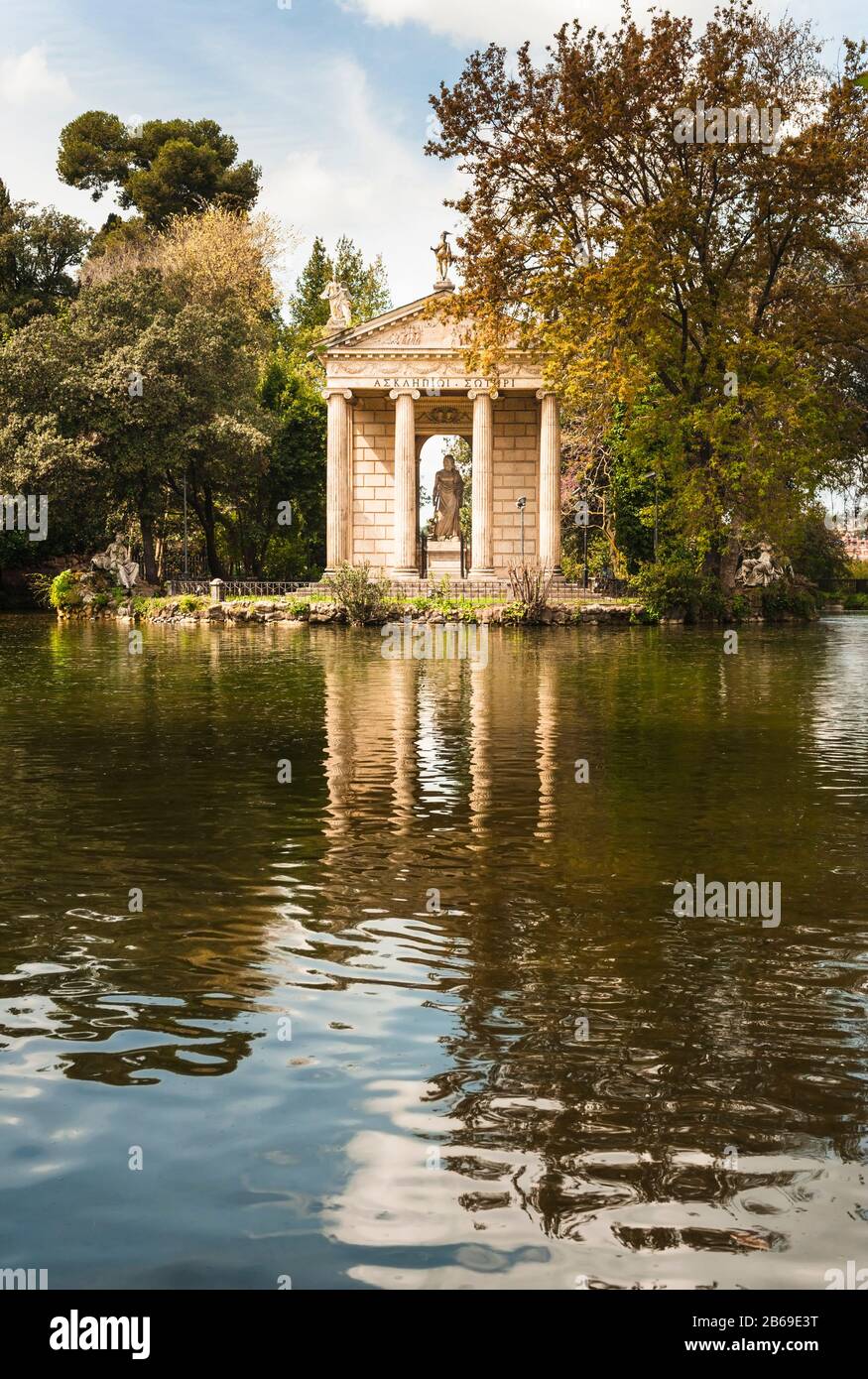 Giardini dei laghi di Roma - il tempio ionico di Aesculaplus su un'isola nel lago del parco dei giardini di Villa Borghese a Roma Foto Stock
