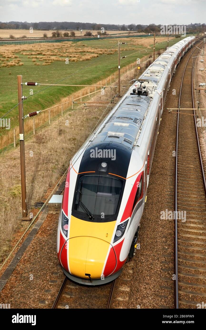 Treno LNER Classe 801 "Azuma" in direzione nord verso York, dopo lo svincolo di Colton, Regno Unito. Foto Stock