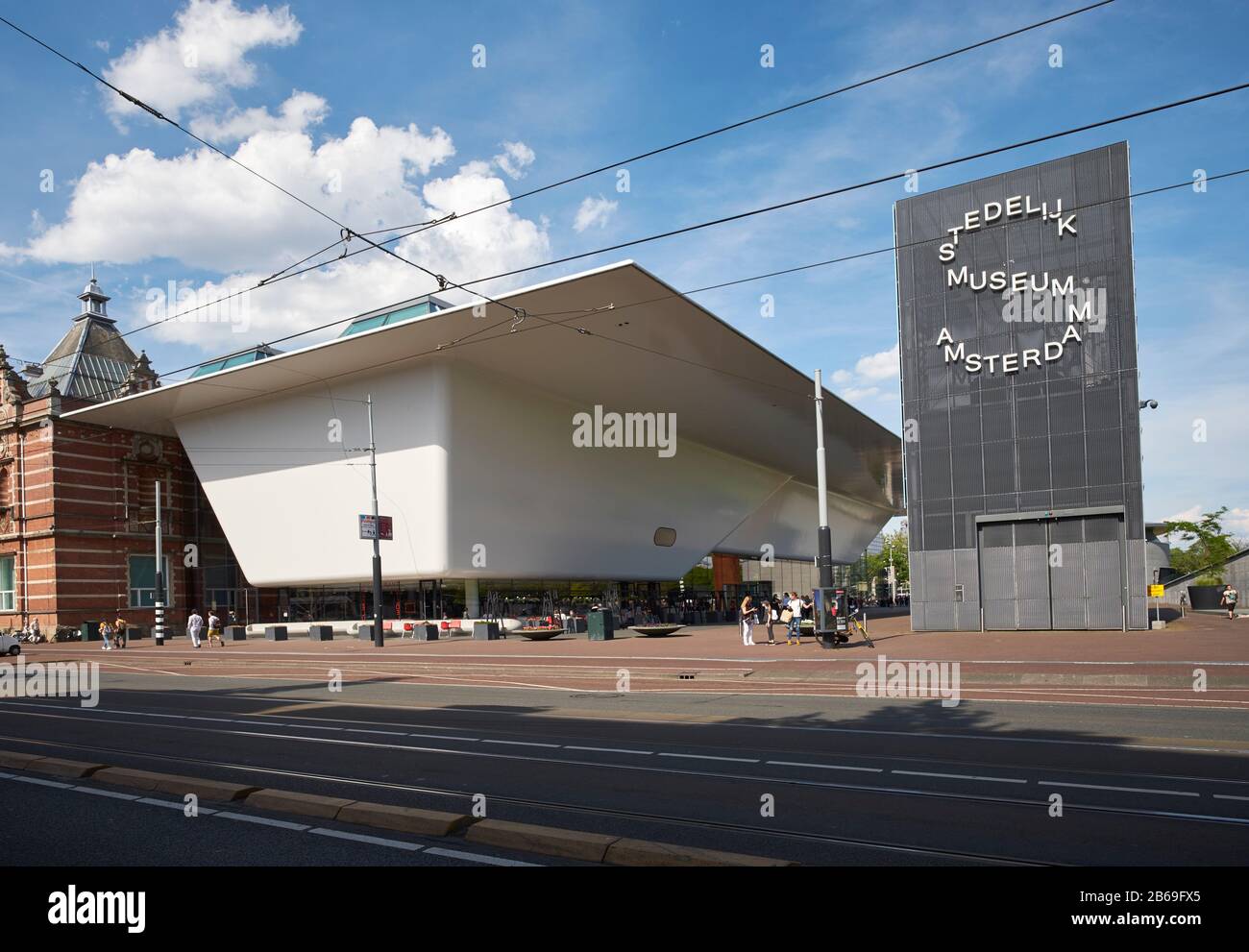 Stedelijk Museum, Amsterdam Holland, Paesi Bassi. L'edificio del 19th secolo di Adriaan Willem Weissman, ala del 21st secolo con l'attuale entrata wa Foto Stock