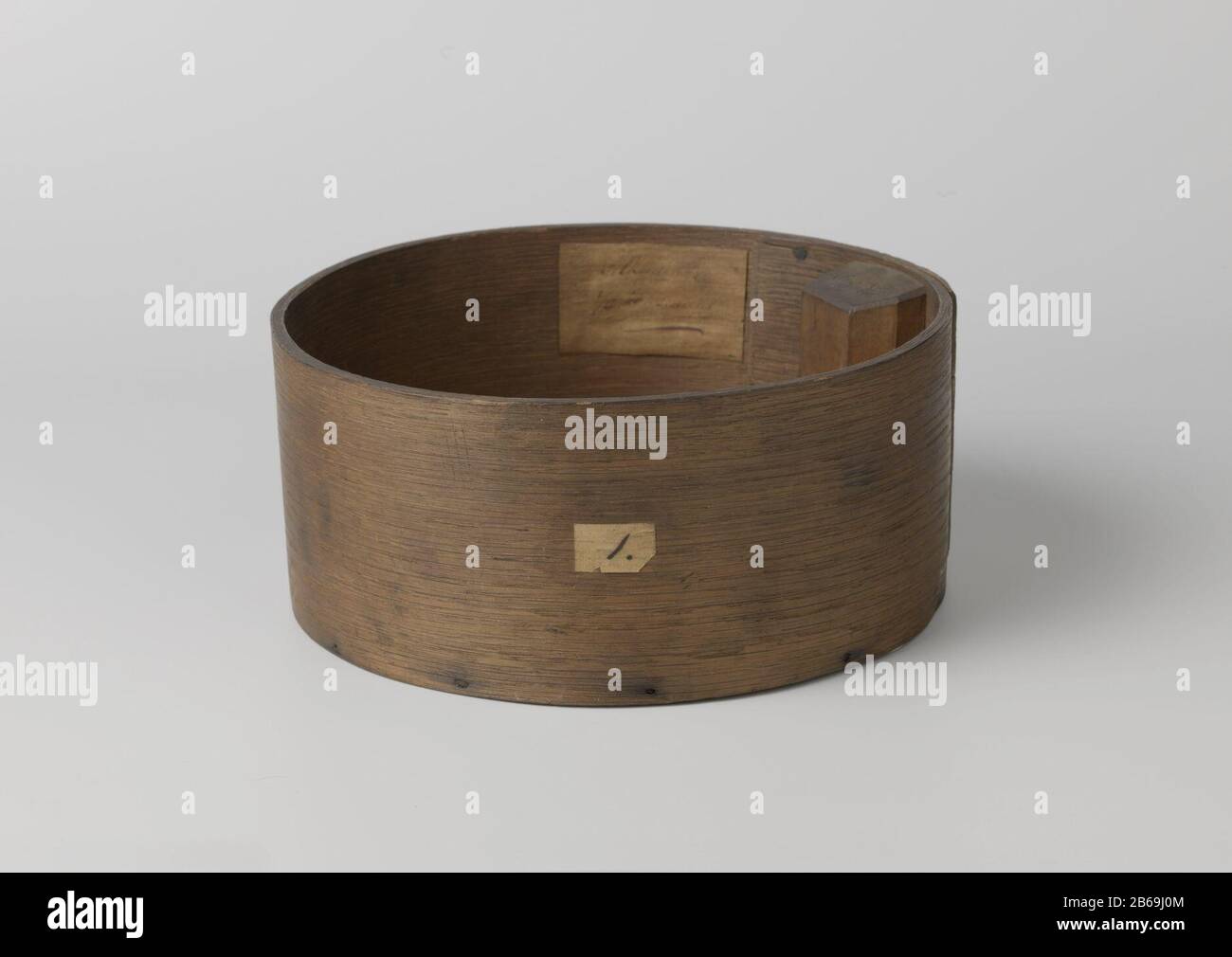18 Zaksmaat da Alkmaar Spanen inhoudsmaat van 1/8 zaksmaat, v. Produttore : anoniemPlats fabbricante: Alkmaar datazione: 1800 Materiale: Hout dimensioni: H 11,5 cm. × d 26,5 cm. Data: 1780 - 1830 Foto Stock