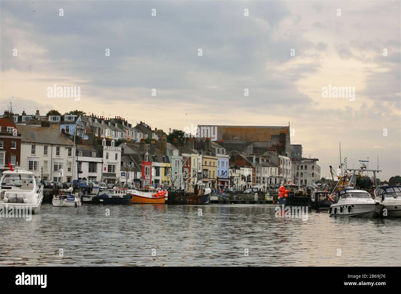 Weymouth Quay: Trinity Road Da Custom House Quay, Weymouth, Dorset, Inghilterra, Regno Unito Foto Stock