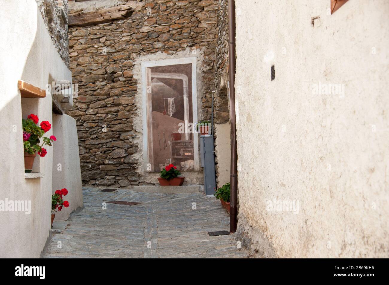Uno scorcio di Balboutet, un piccolo borgo di Usseaux, con i suoi dipinti sulle pareti Foto Stock