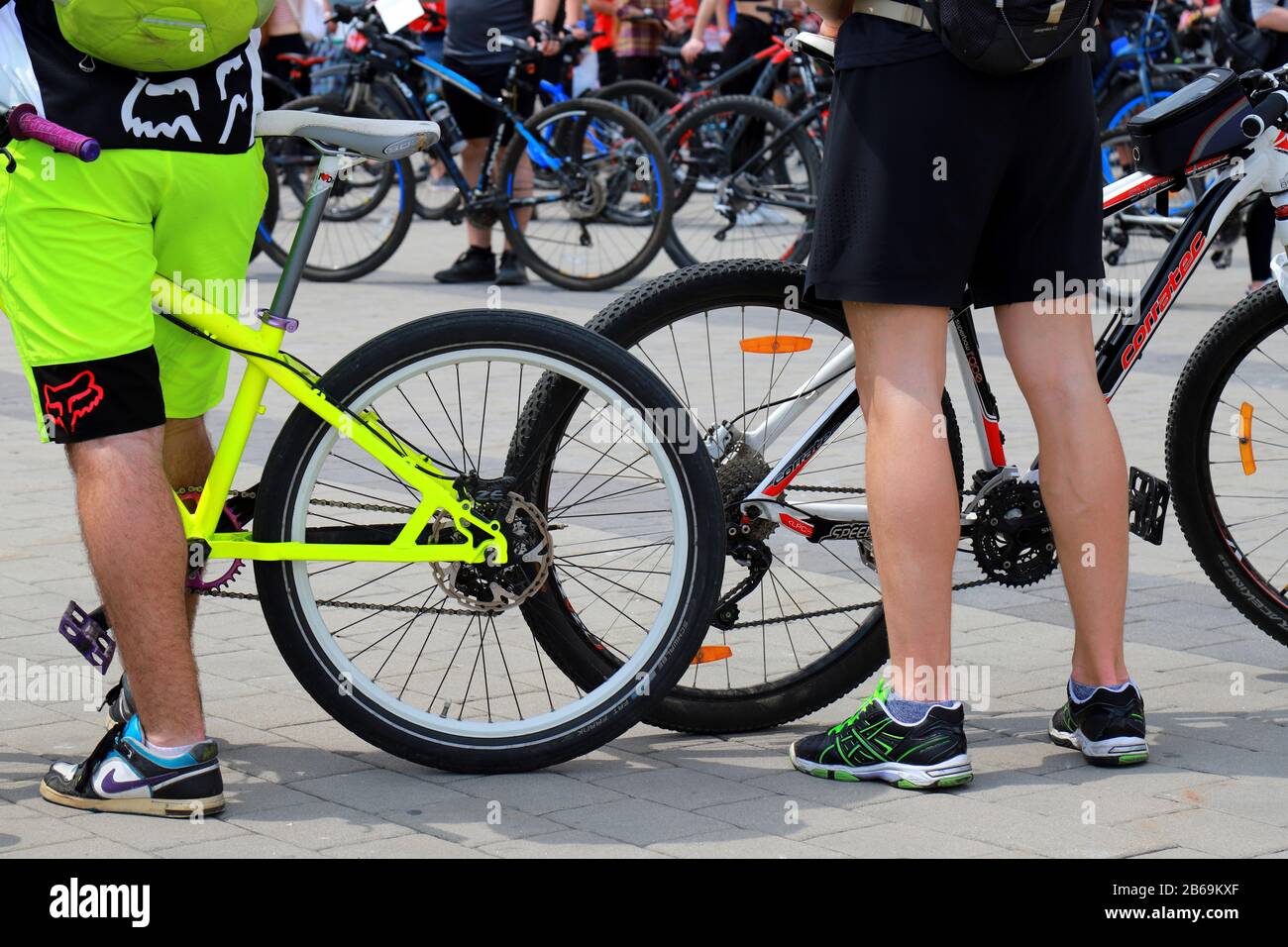 Le persone in bicicletta si ergono in piazza durante un festival sportivo in bicicletta giorno. Sport di città, Dnipropetrovsk, città di Dnipro, Ucraina Foto Stock