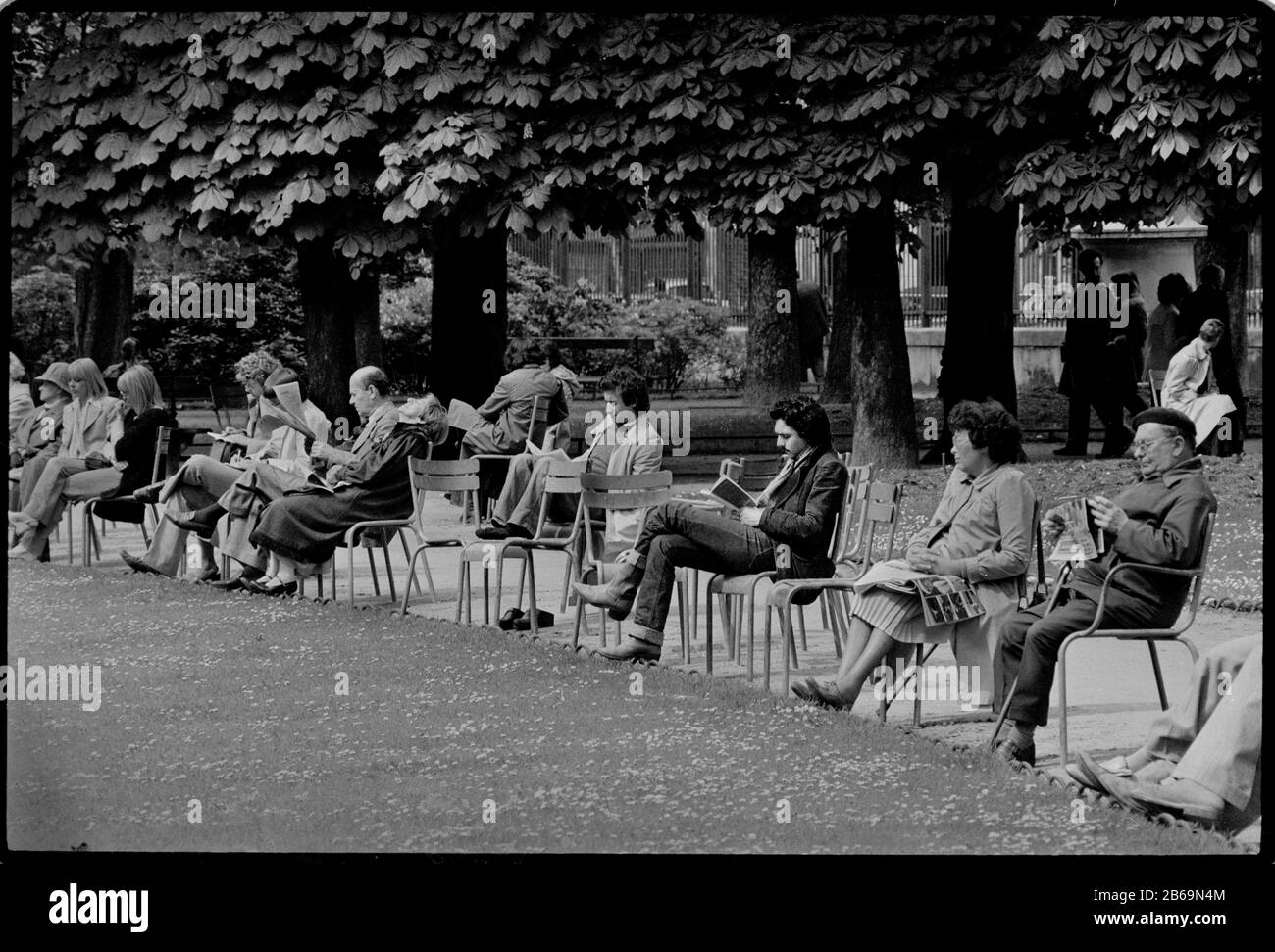 Francia Parigi Tuileries Gardens 1978. Il Giardino delle Tuileries (francese: Jardin des Tuileries), è un giardino pubblico situato tra il Louvre e Place de la Concorde nel 1st arrondissement di Parigi, Francia. Creato da Caterina de' Medici come giardino del Palazzo delle Tuileries nel 1564, fu aperto al pubblico nel 1667 e divenne un parco pubblico dopo la Rivoluzione francese. Nei secoli 19th, 20th e 21st, era un luogo dove i parigini celebravano, incontravano, si pugnalavano e rilassavano. Foto Stock