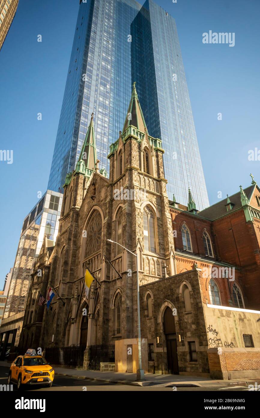 Sts. Cyril & Metodio & St. Raphael RCC con sviluppo dietro di esso, nel quartiere Hell's Kitchen di New York domenica 1 marzo 2020. (© Richard B. Levine) Foto Stock