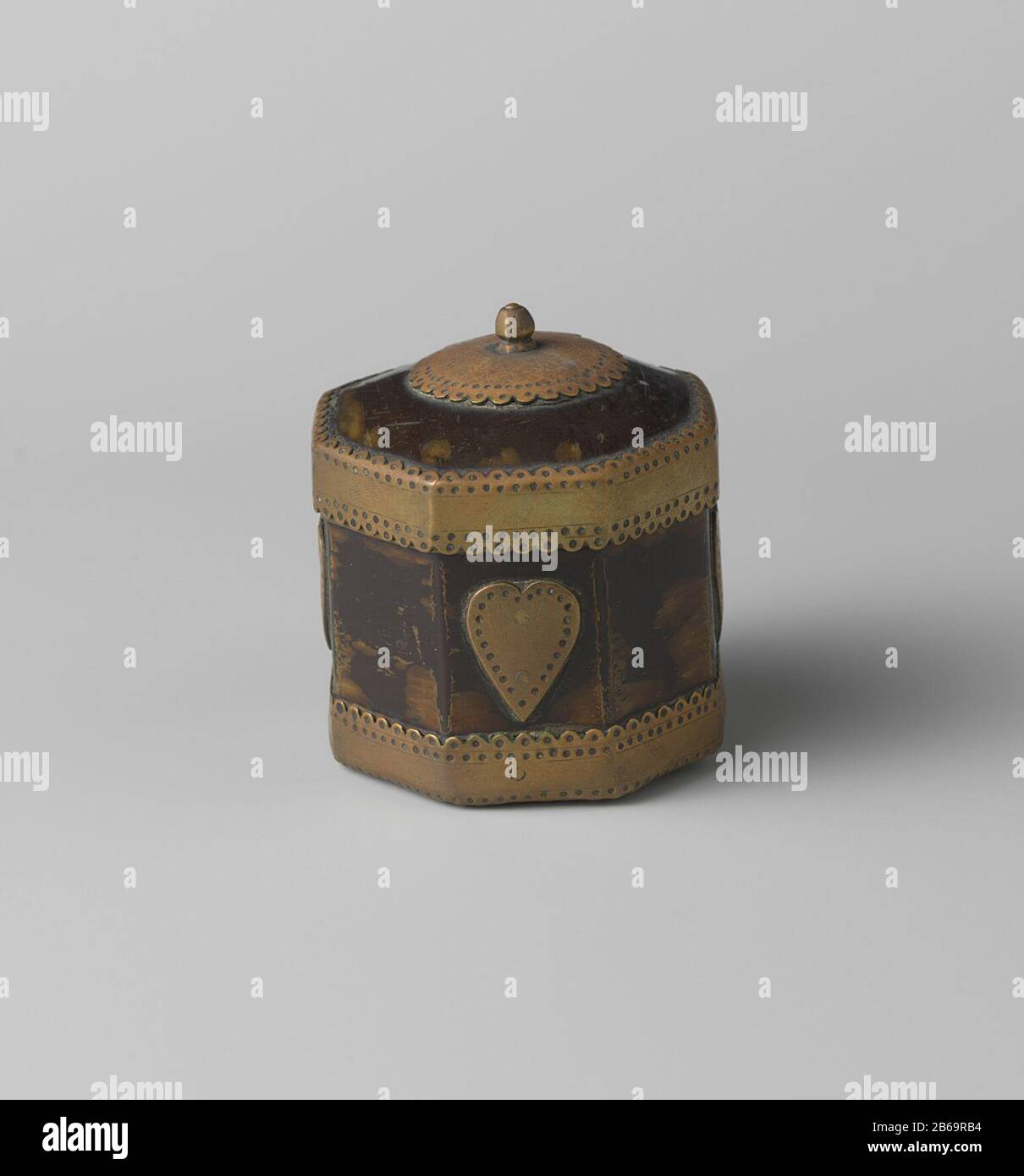 Tartaruga ottagonale scatola Achtkantige doos van schildpad met koper gemonteerd. Met koperen knop op het deksel.Vervaardiging Appuntamenti: CA. 1600 - ca. 1699 Kenmerken Fisico: Capodistria, schildpad Materiale: Capodistria schildpad dimensioni: H 7 cm. × d 6,5 cm. Foto Stock