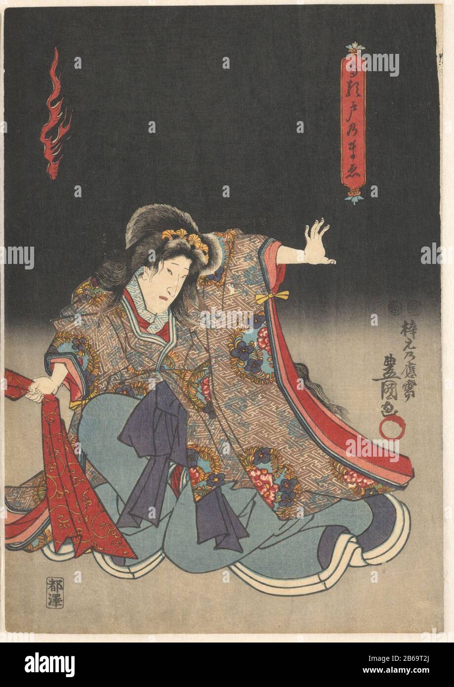 Attore donna tirando su stoffa rossa Zittende vrouw, Trekkend aan uiteinde van rode banier, in de nacht. Dit is een scene uit het kabuki toneelstuk 'Motomishi hana otogi Heike' Foto Stock