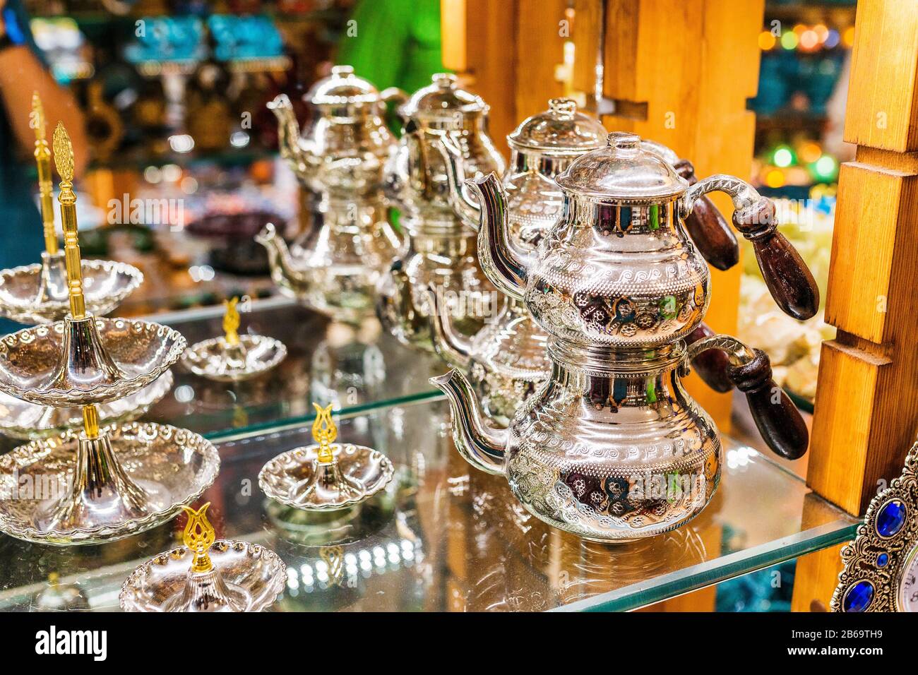 Bollitori arabi argentati per tè in vendita sul bazar orientale Foto Stock