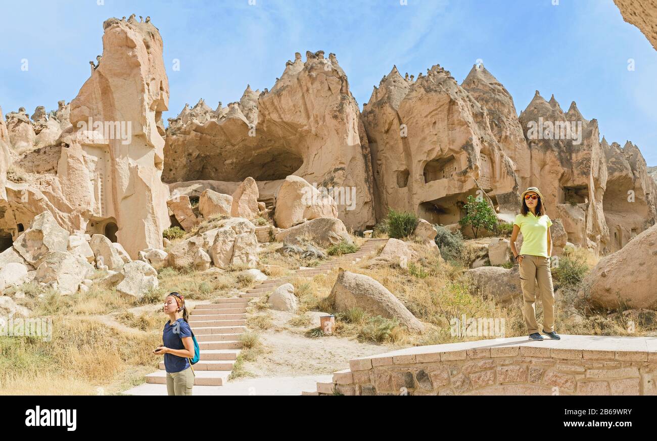 Viaggia presso l'antica città sotterranea delle grotte e il museo all'aperto Zelve in Cappadocia, Turchia. Concetto di archeologia e destinazione turistica Foto Stock