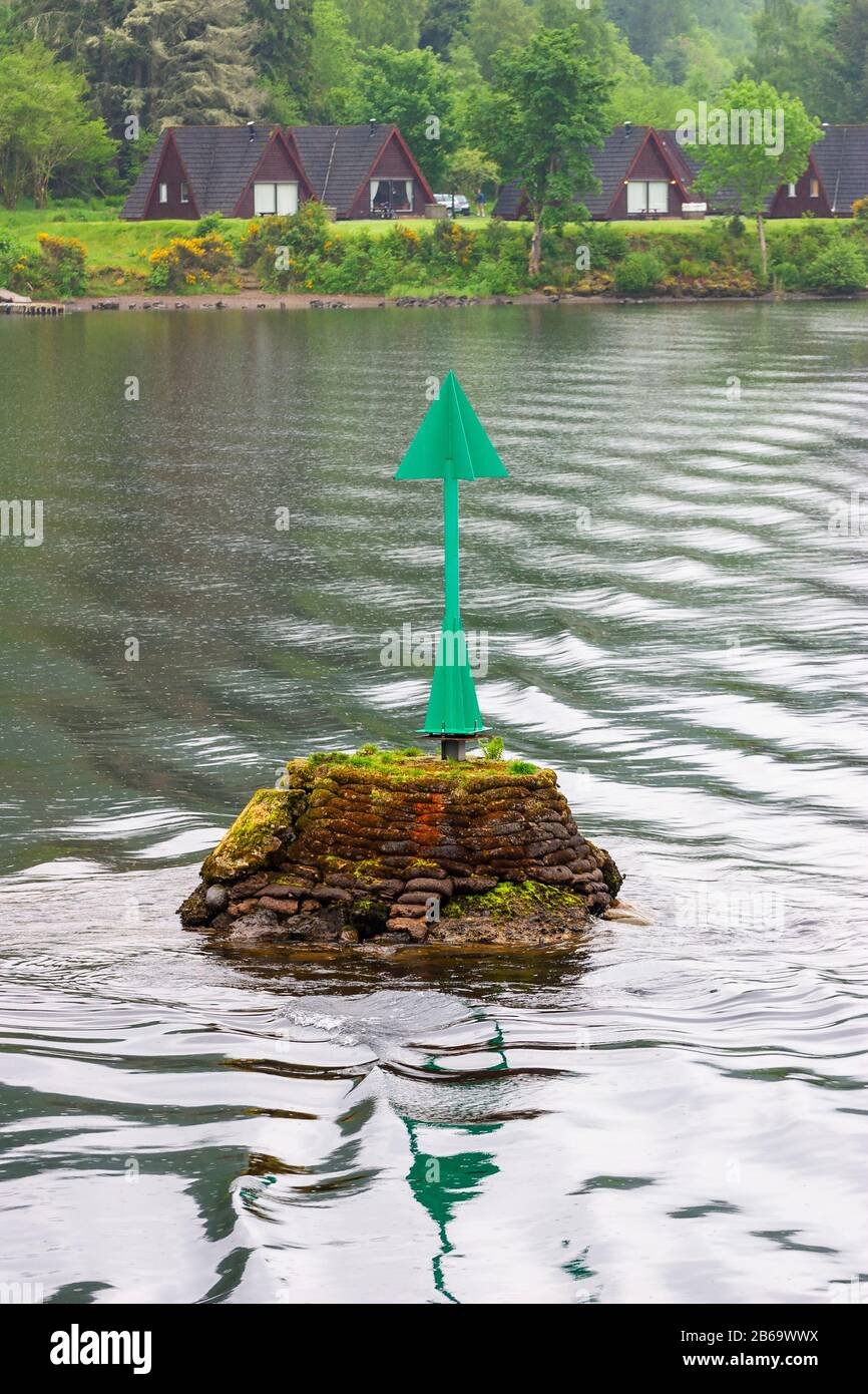 Punto di riferimento nel canale di Caledonian in tempo piovoso Foto Stock