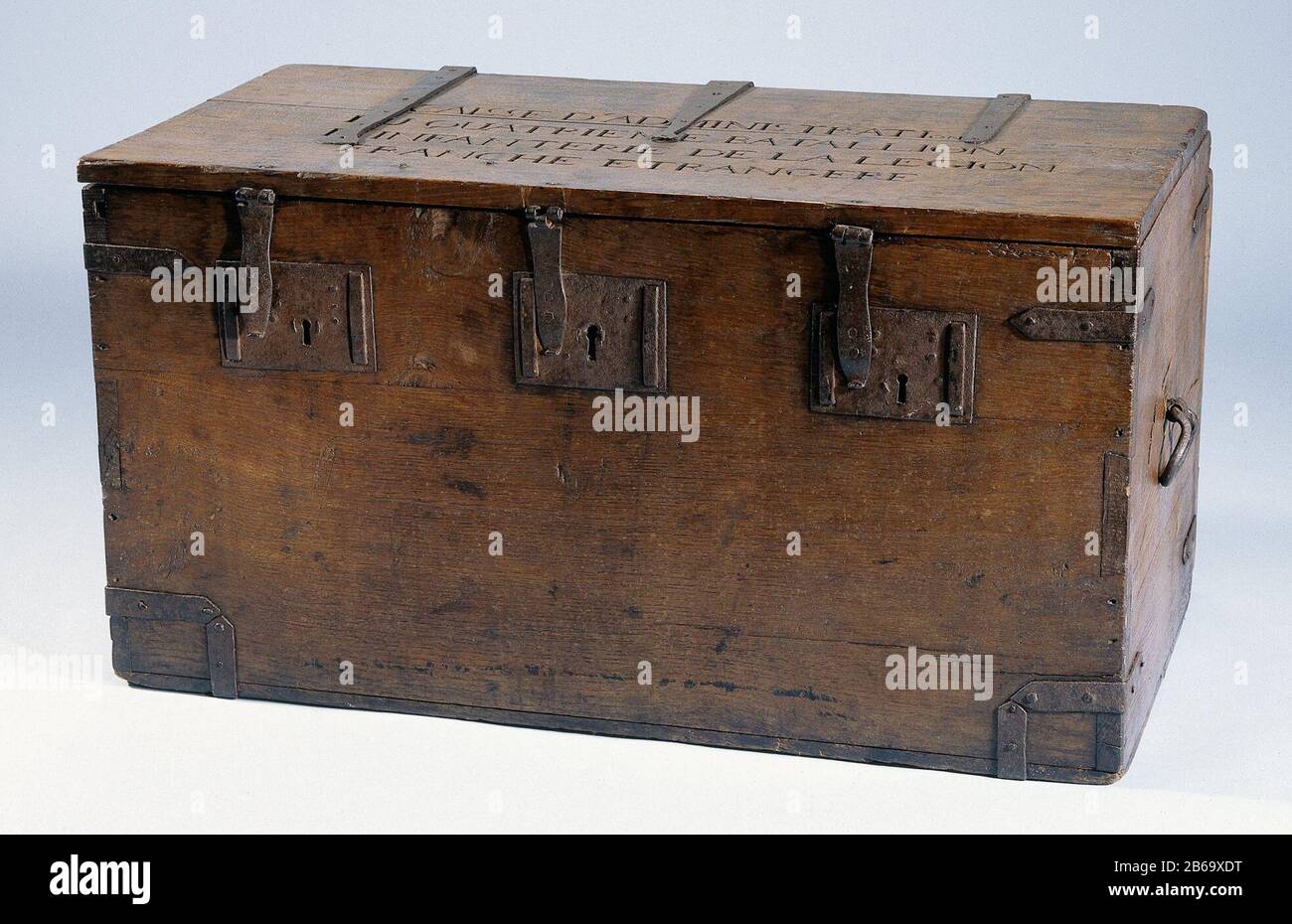 Amministrazione Kist della Legione Franche Etrangère di proprietà di Herman Willem Daendels. Cassa rettangolare in rovere con accessori in ferro. Sulla copertina è riportata un'iscrizione gegraveerd. Produttore : anonimo data: Circa 1792 Materiale: Cassa: Quercia raccordi: Ferro dimensioni: Intero: D 43 cm. B × 82 cm. H × 47 cm. Soggetto Quando: 1762 - 1818wie: Herman Willem Daendels Foto Stock