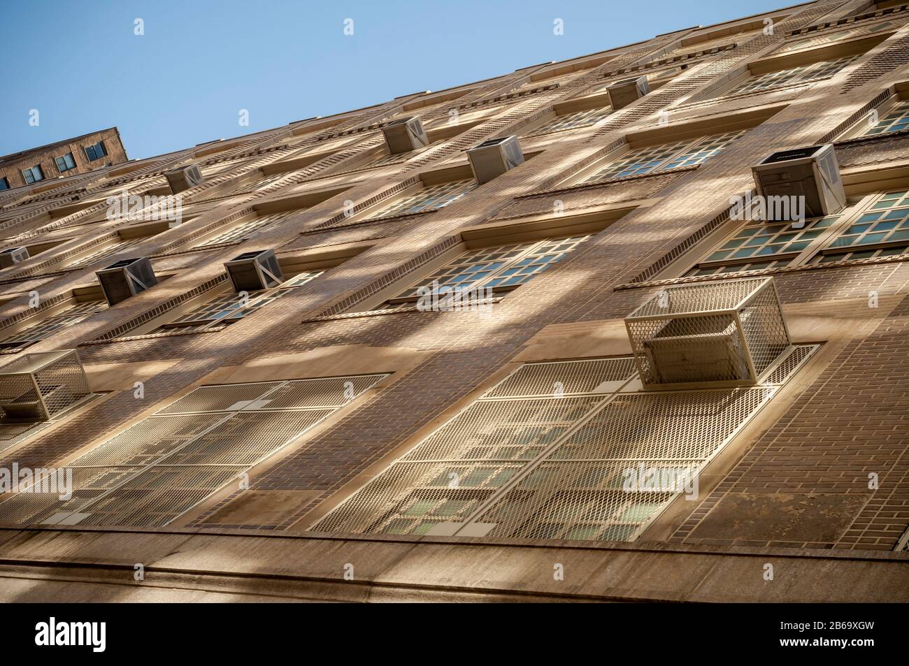 I condizionatori d'aria germogliano dalle finestre in un edificio scolastico nel quartiere Lower East Side di New York domenica 8 marzo 2020. © Richard B. Levine) Foto Stock