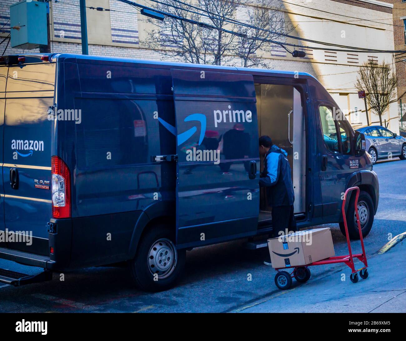 Un furgone Amazon a New York sabato 7 marzo 2020. (© Richard B. Levine) Foto Stock
