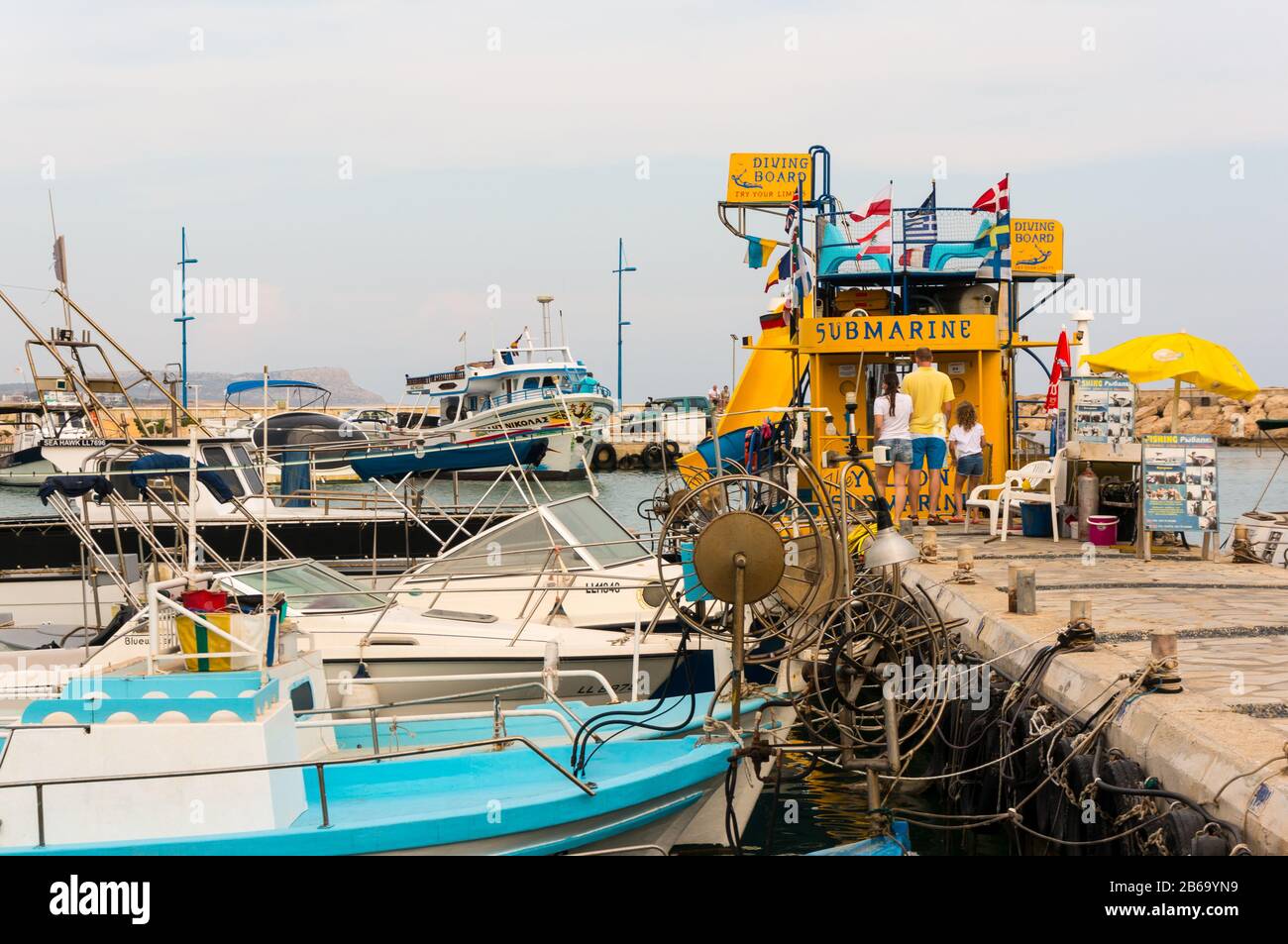 Ayia Napa, Cipro - 2 Giugno 2018: Porto Di Ayia Napa. Turisti di fronte a una barca subacquea. Sul molo sono diverse barche e yacht. Foto Stock