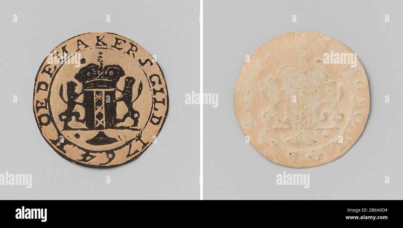 Immagine della medaglia della gilda di Amsterdam Eenzijdige afbeelding op papier; v.z: Gekroond wapenschild, geflankeerd door twee leeuwen boven hoed binnen omschrift. Keerzijde: Blanco. Produttore : anoniemPlats fabbricante: Amsterdam Dating: 1674 Materiale: Papier Techniek: Drukken dimensioni: D 3,5 cm. × g 8 gr Data: 1674 - 1674 Foto Stock