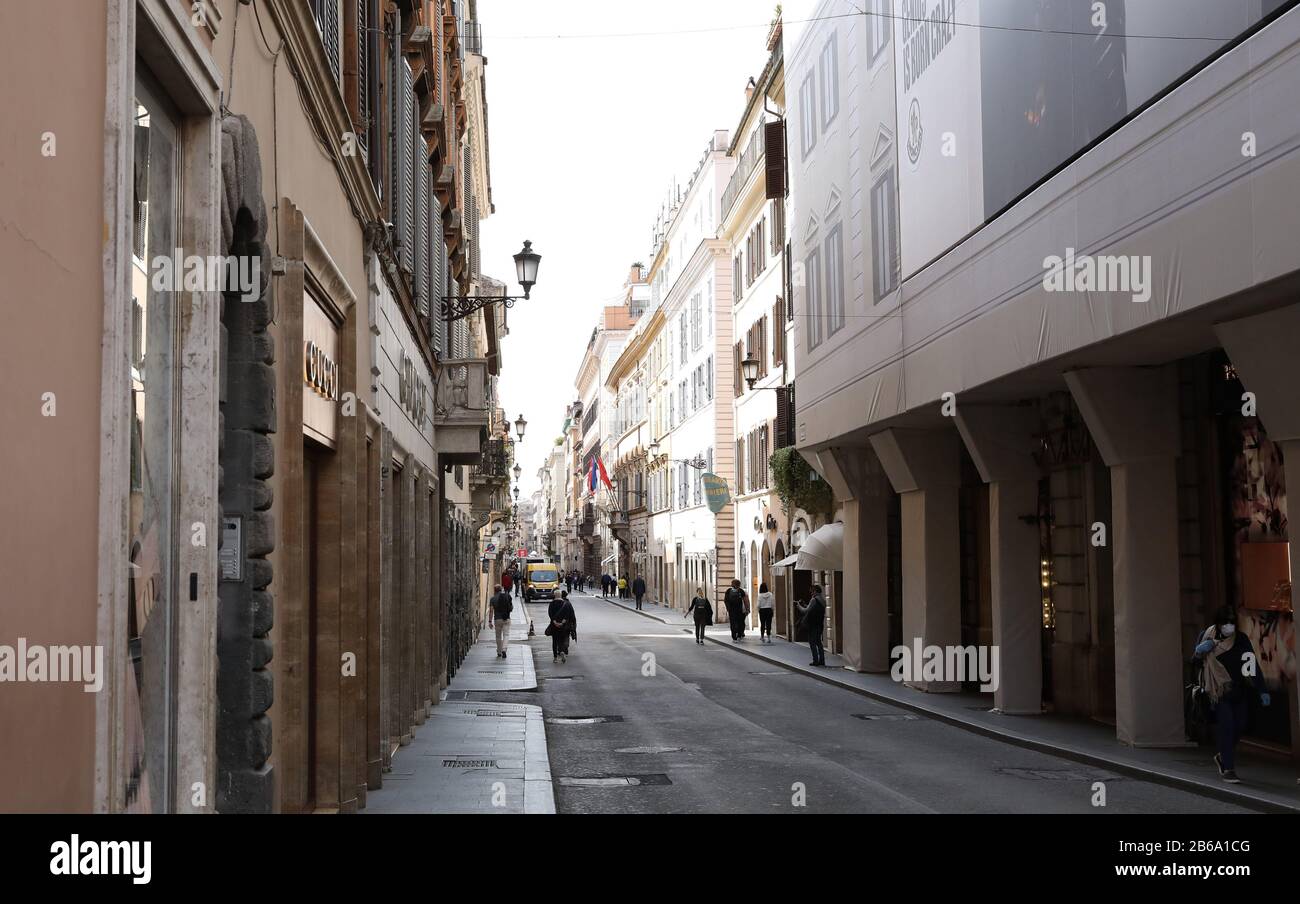 Roma, Italia. 10th Mar, 2020. Foto scattata il 10 marzo 2020 mostra una vista della via dei condotti a Roma, Italia, il primo giorno del blocco del paese. Il primo ministro italiano Giuseppe Conte ha annunciato lunedì scorso che tutta l'Italia sarà messa sotto blocco da martedì al 3 aprile. Credito: Cheng Tingting/Xinhua/Alamy Live News Foto Stock