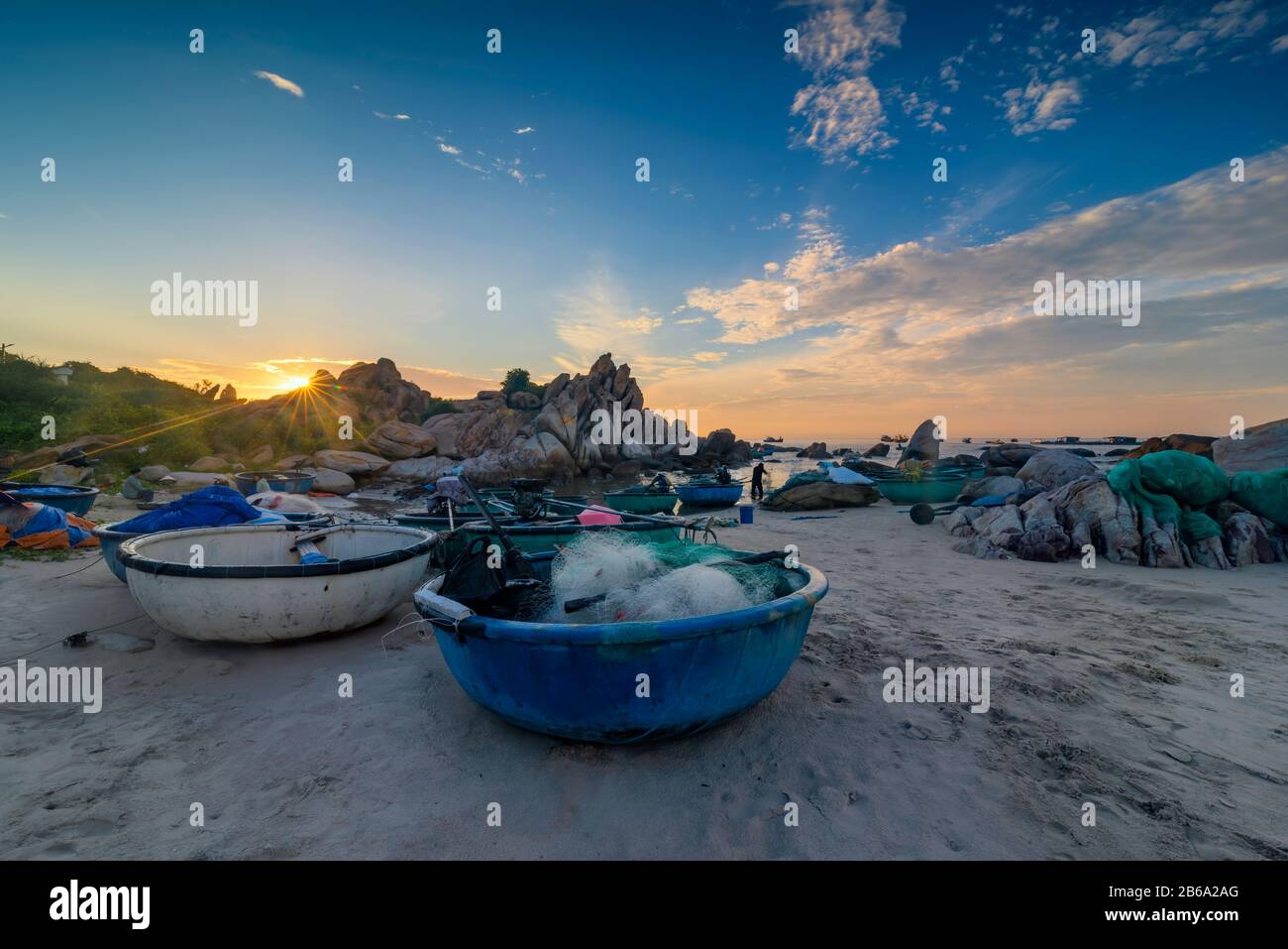 Barche tradizionali accanto al faro di Ke Ga, Binh Thuan, Vietnam. Foto Stock