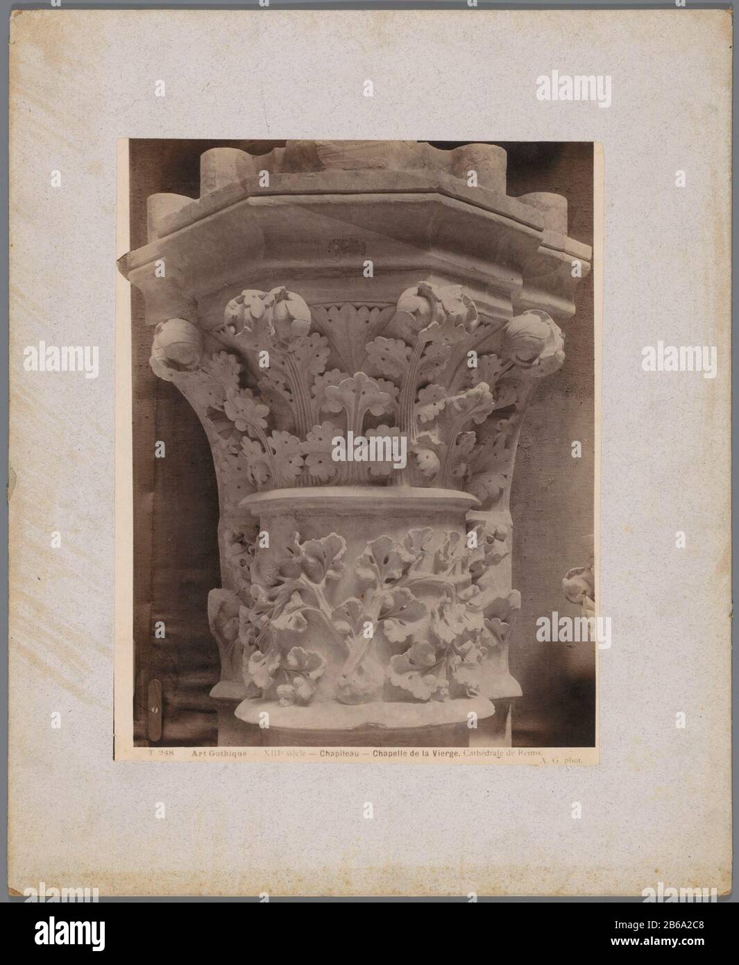 Casting a capital with leaf Motif in the Cathedral of Reims Chapiteau - Chapelle de la Vierge (title object) Art Gothique XIII siècle (series title object) Property Type: Photographs Item number: RP-F 00-9309 Iscrizioni / marchi: Number, recto, printed: 'T 248'opschrift, recto, printed: «Cathédrale de Reims./ Ag phot.'atelierstempel, recto, in rilievo, «A. Giraudon / Éditeur / 15 R. Bonaparte. Paris' collector's mark , vero, timbrato, 'Rijks-normal School Teachers of tick-amsterdam' Produttore : fotografo: A. Giraudon (indicato sull'oggetto) Data: 1850 - 1900 Materiale: Carta fotografica, cardboar Foto Stock