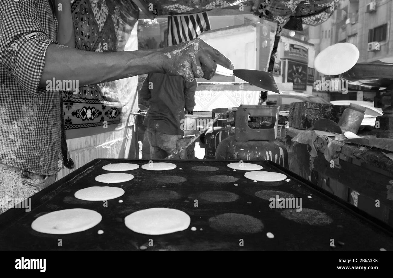 Alessandria, Egitto 6 febbraio 2019 costruttore e venditore di Atayef durante il mese santo del Ramadan che è un deserto arabo tradizionale Foto Stock