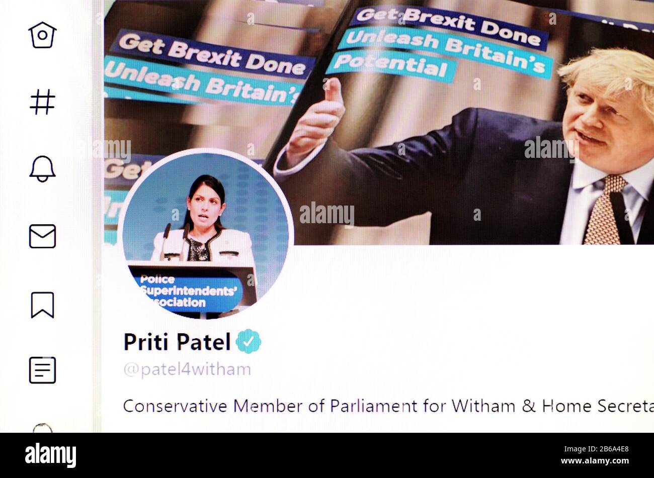 Pagina Twitter (marzo 2020) Priti Patel MP - Ministro britannico Foto Stock