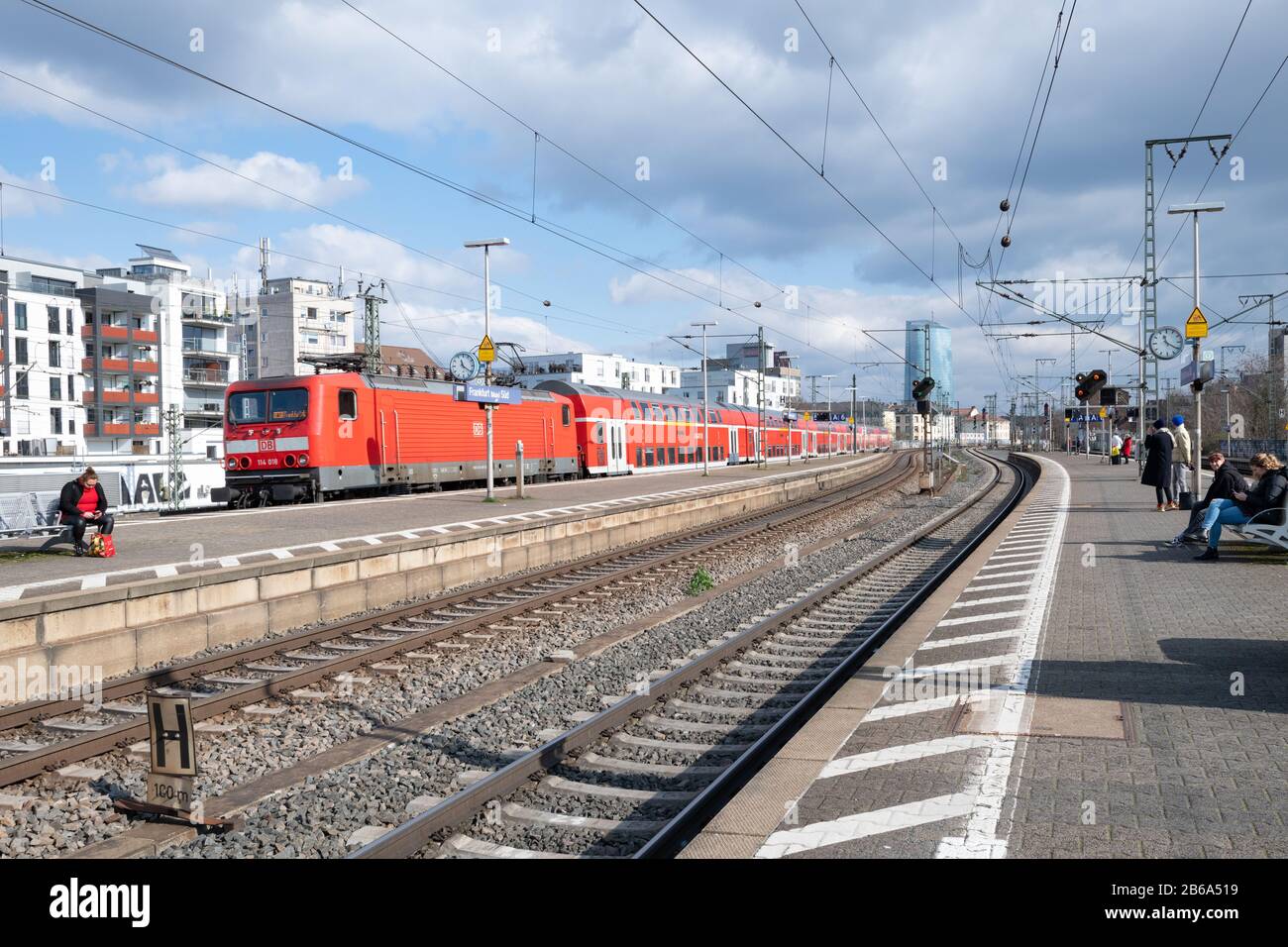 Treno Deutsche Bahn DB Regio alla piattaforma Frankfurt Main Sud, Francoforte, Germania Foto Stock