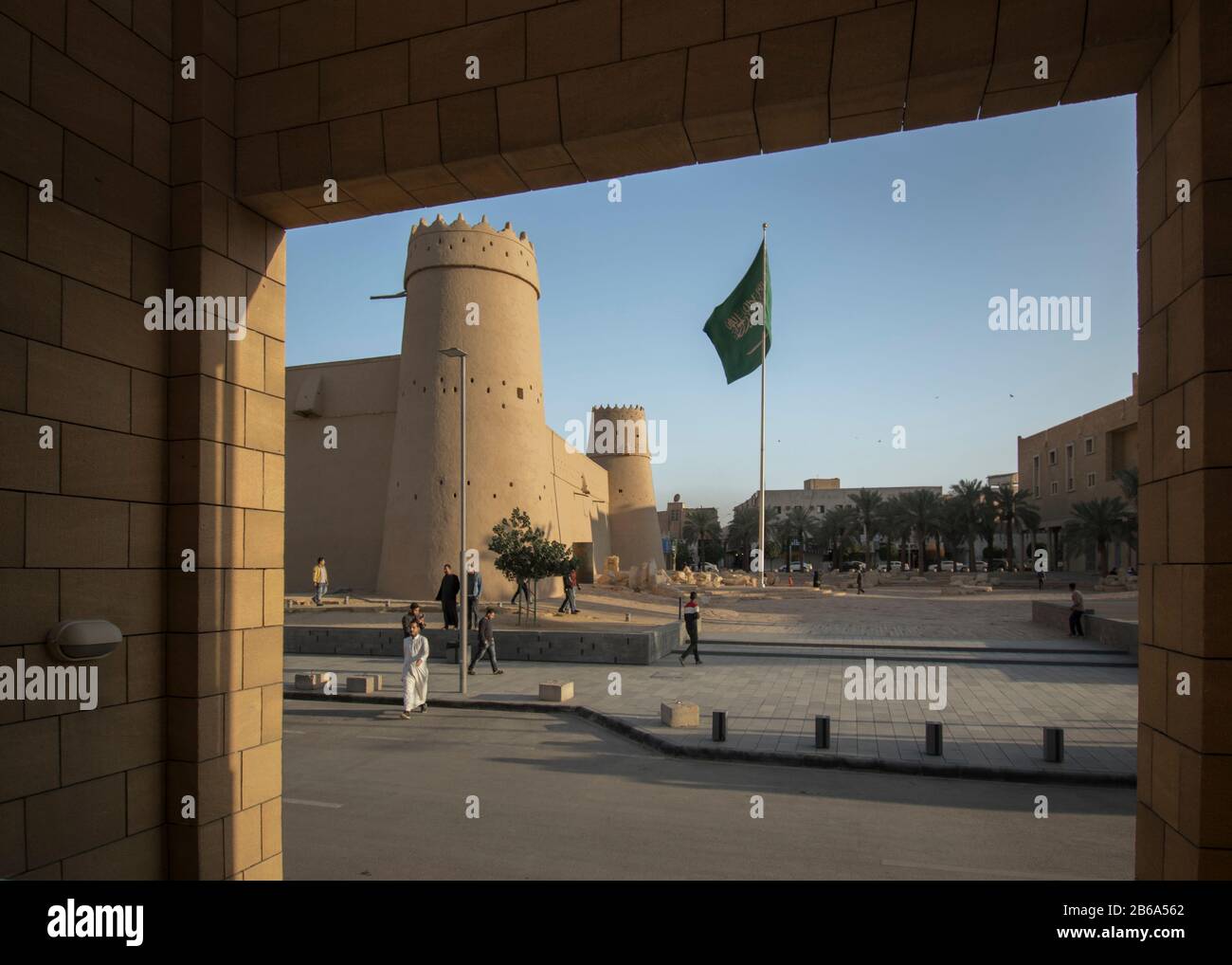 Asia, almasmak, Riyadh, Arabia Saudita 2 febbraio 2019 Almasmak Arabia Saudita edificio storico con bandiera Saudita ondeggiante Foto Stock