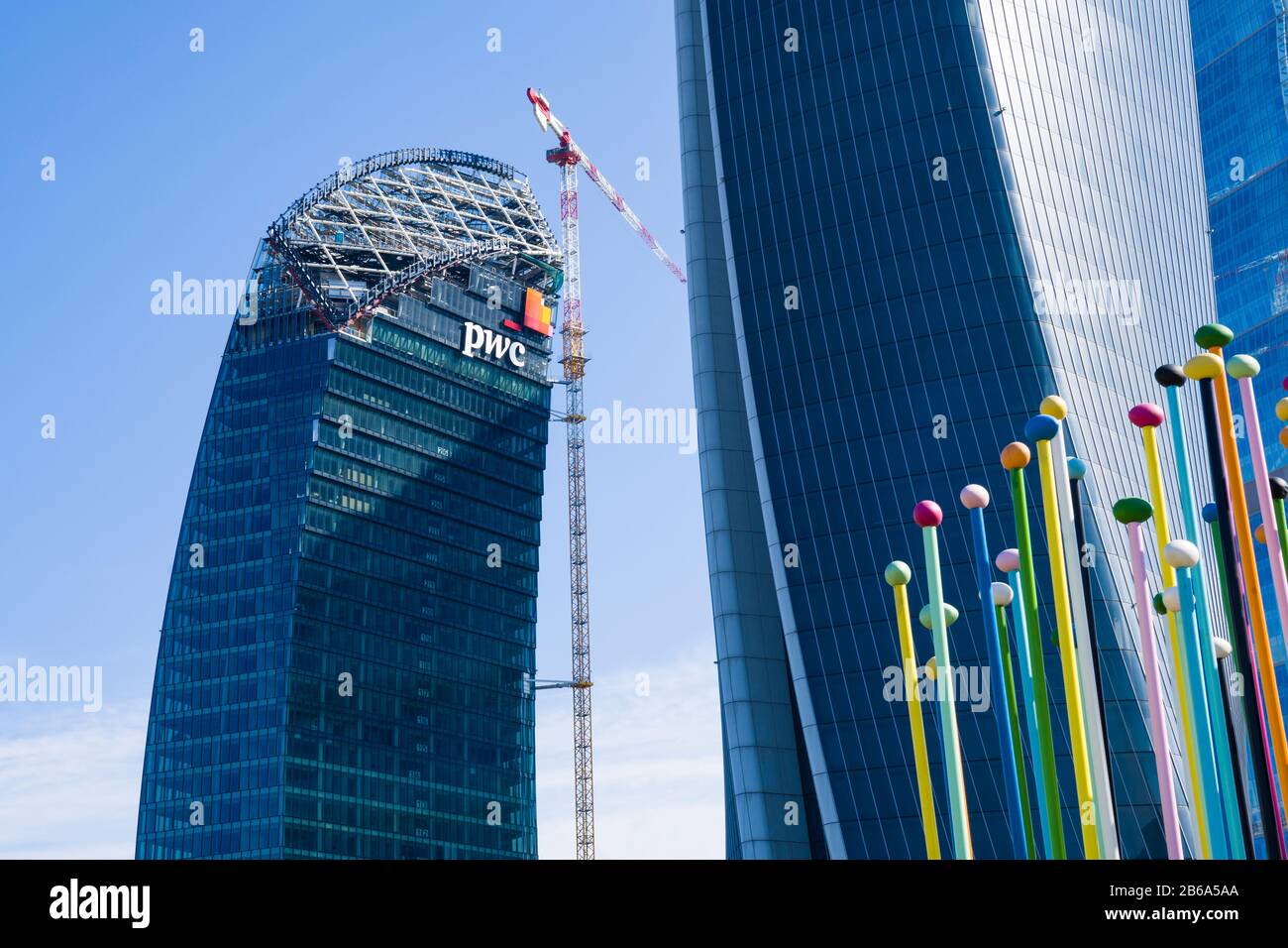 La Torre PWC in costruzione è stata chiamata la Torre curva, nel quartiere degli affari CityLife di Milano. L'edificio è la sede italiana di PwC. Foto Stock