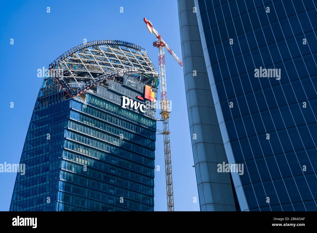 La Torre PWC in costruzione è stata chiamata la Torre curva, nel quartiere degli affari CityLife di Milano. L'edificio è la sede italiana di PwC. Foto Stock