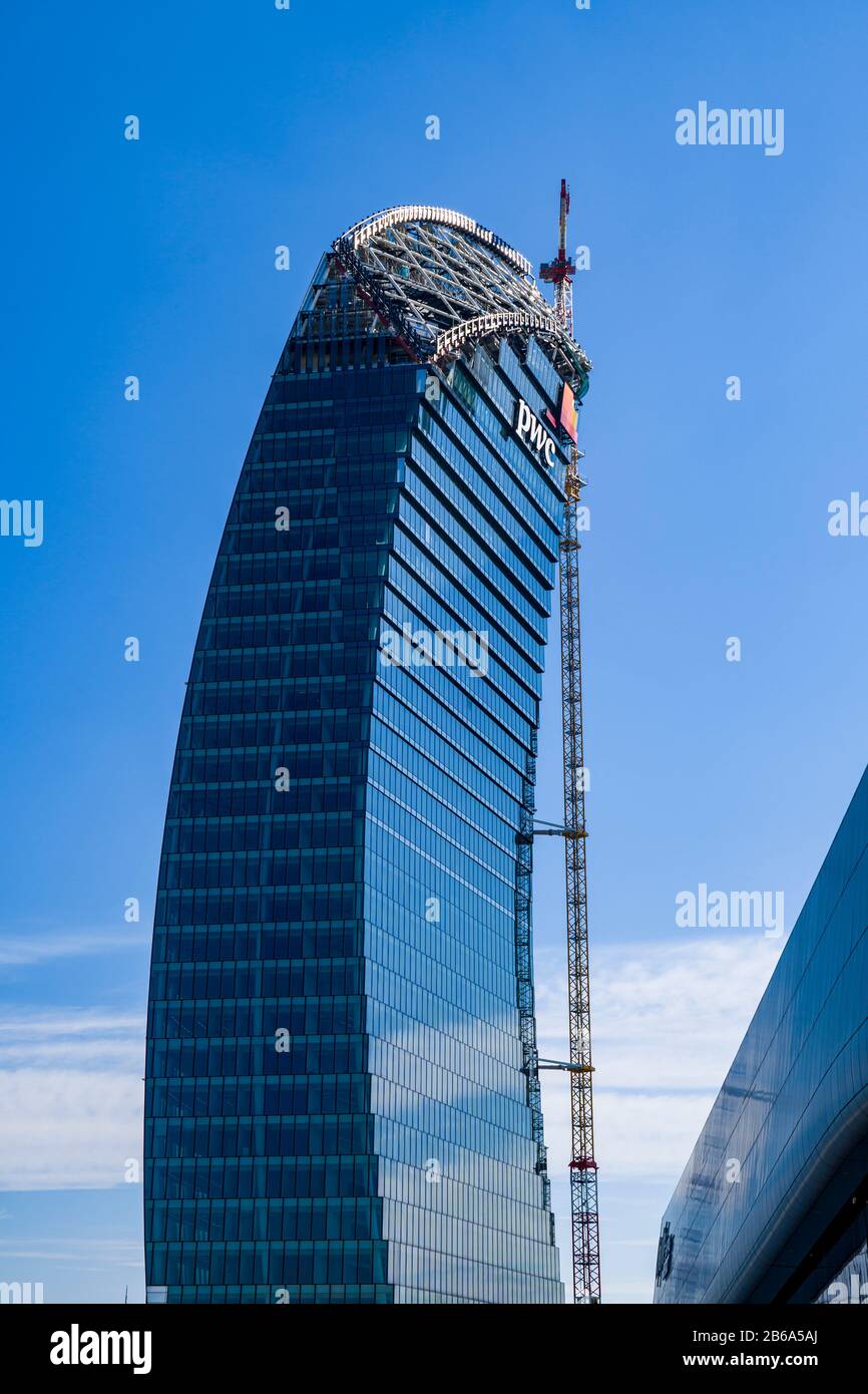 La Torre PWC in costruzione è stata chiamata la Torre curva, nel quartiere degli affari CityLife di Milano. L'edificio è la sede italiana di PwC. Foto Stock