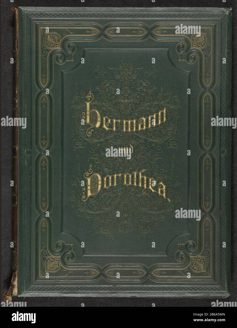 Album fotografico con riproduzioni di dipinti di AG von Ramberg per lavorare 'Hermann und Dorothea' JW von Goethe Hermann und Dorothea (oggetto titolo) cintura verde con l'appartamento per il titolo in oro stampa e decorazioni con motivi geometrici e vegetali, in parte in rilievo. La fascia posteriore è in pelle marrone, le brattette di carta bianca goffrata, le pagine dell'album gilt. 67 pagine stampate il testo dell'epico "Hermann und Dorothea" (prima edizione 1797) di Johann Wolfgang von Goethe (1749-1832), intervallato da otto riproduzioni fotografiche di dipinti ad olio di Arthur Georg von Ramberg (1819-1875). Produttore Foto Stock