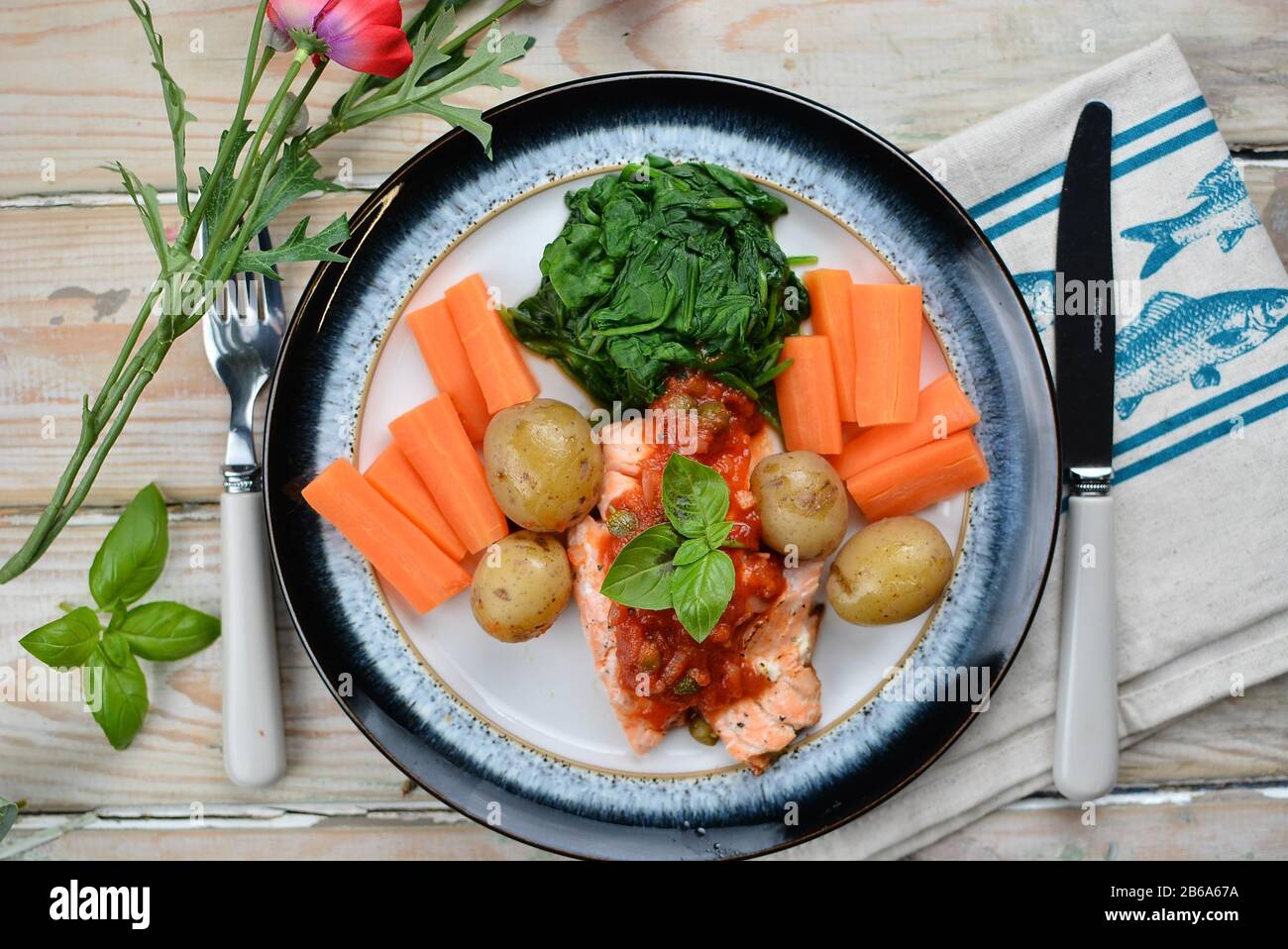 cena al salmone su un bel piatto Foto Stock
