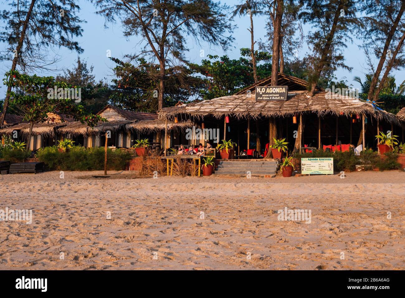 Agonda Beach, Goa/India - 22 febbraio 2020: Turisti e famiglie che si rilassano e si godono in capanne sulla spiaggia di Agonda Beach a Goa, India Foto Stock