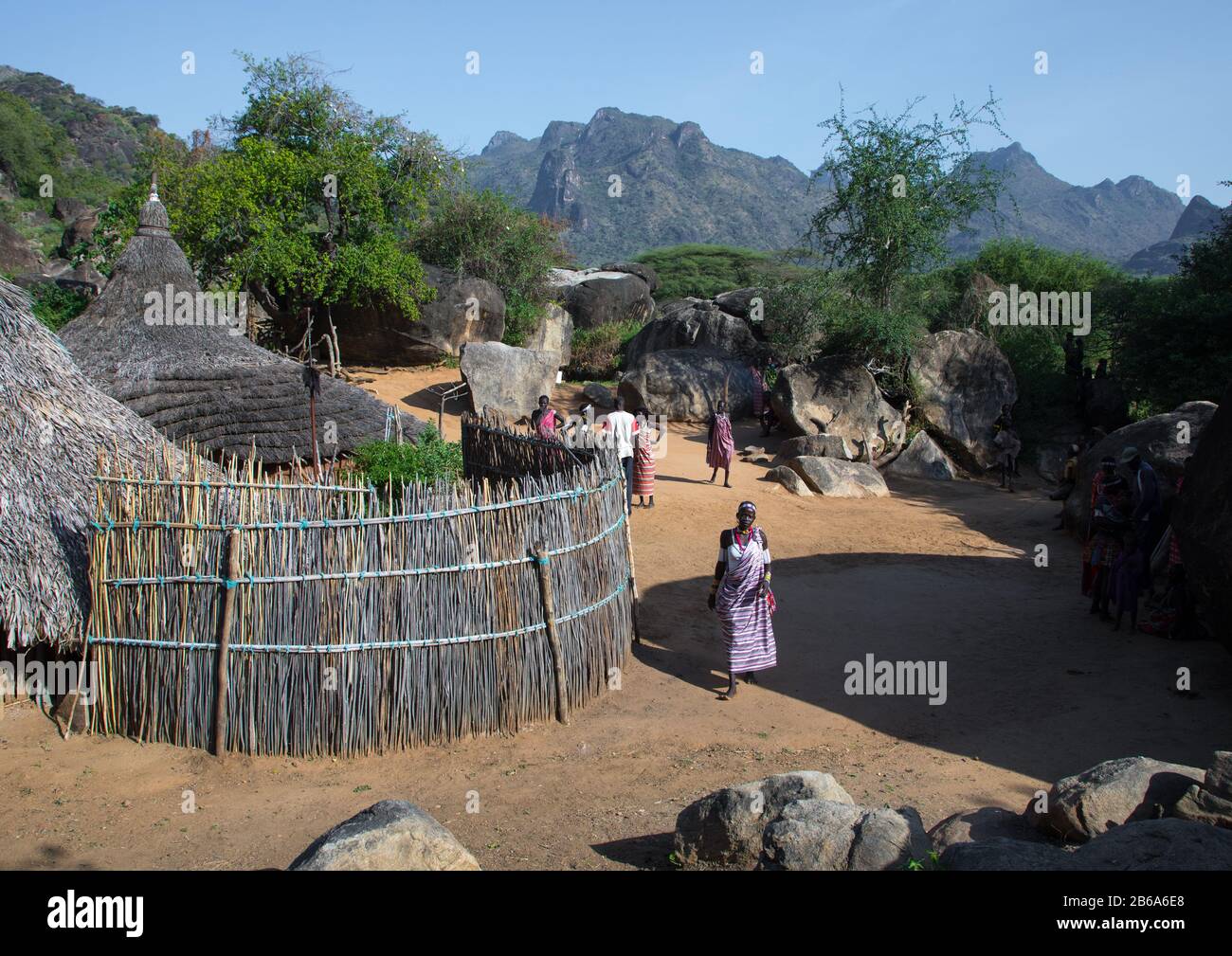 Donne in un villaggio tradizionale della tribù Larim, Montagne di Boya, Imatong, Sudan del sud Foto Stock