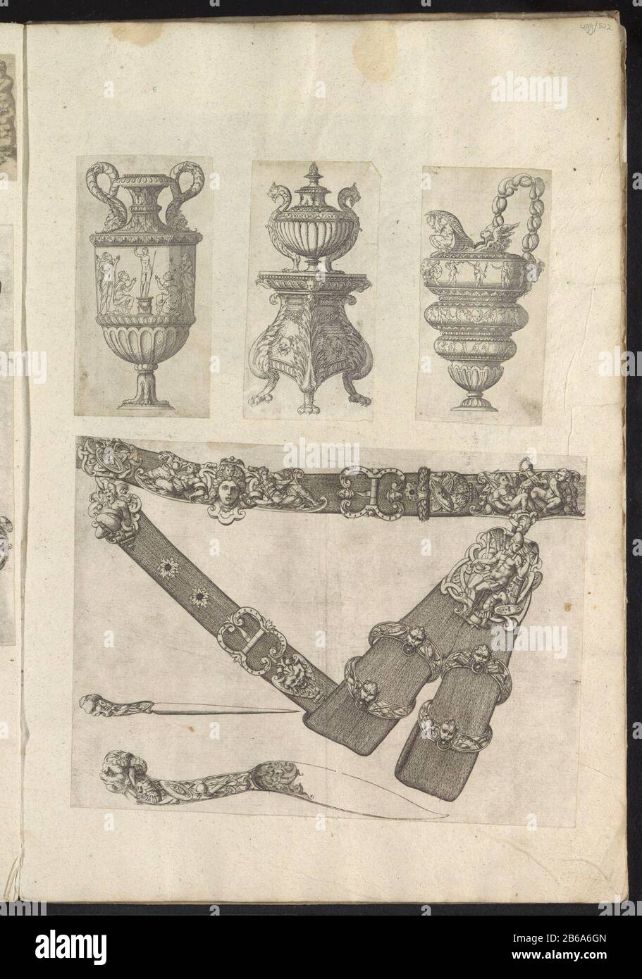 Album Leaf con quattro stampe con due vasi, una lattina e una fondina per un album Leaf spada con quattro stampe a taglio due vasi, una lattina e una fondina per una spada e due dolken. Produttore : print maker: Anonymous date: 1500 - 1599 caratteristiche Fisiche: Etching and engras incollato su foglio di album materiale: Paper Tecnica: Engra (processo di stampa) / etch / paste dimensioni: Foglio: H 430 mm × W 292 mm Oggetto :  vaso ornamento parti di armi hacking e thrusting: Gripornents  artKitchen-utensili: Calderone Foto Stock