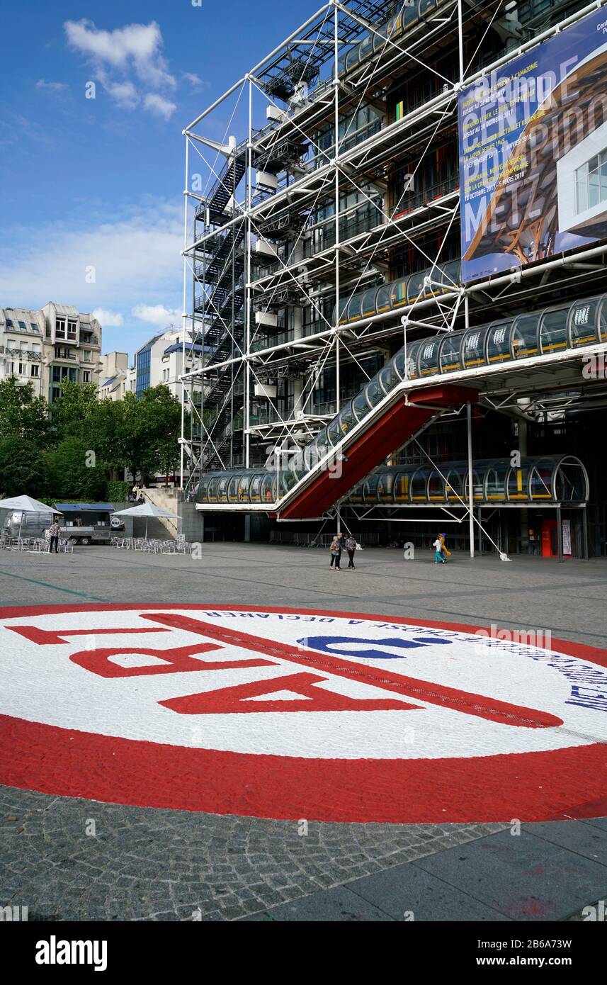 Il Centre Pompidou alias Pompidou Centre con la spiovente plaza in primo piano.Paris.France Foto Stock