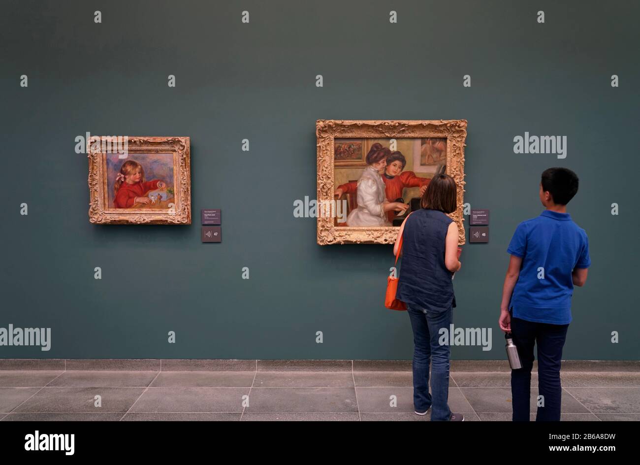 Visitatori del Musee de l'Orangerie con "Claude Renoir, jouant" di Pierre-Auguste Renoir e Yvonne et Christine Lerolle au piano sullo sfondo.Paris.France Foto Stock