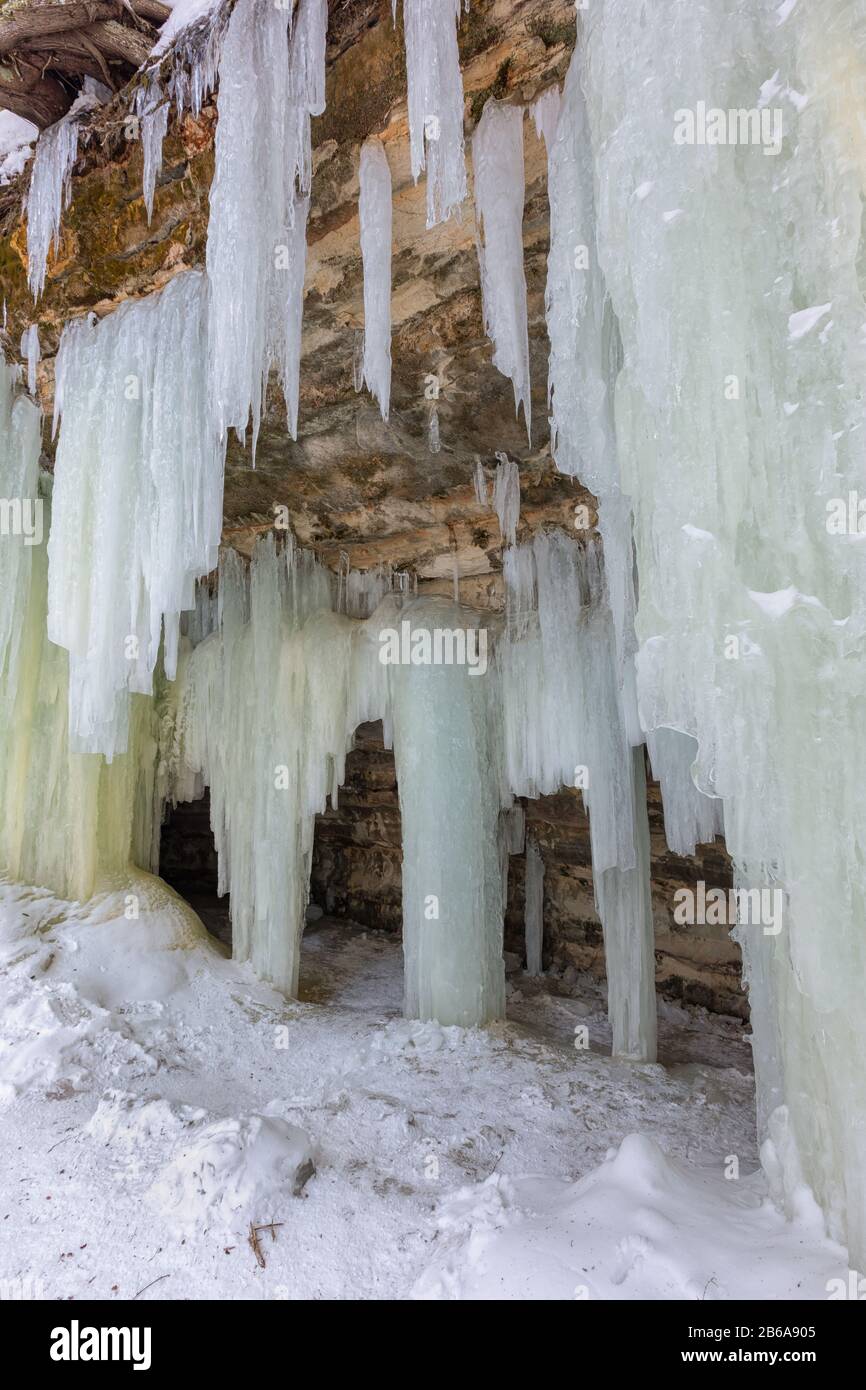 Le Tende di ghiaccio si trovano all'ingresso delle Eben Ice Caves nella penisola superiore del Michigan Foto Stock
