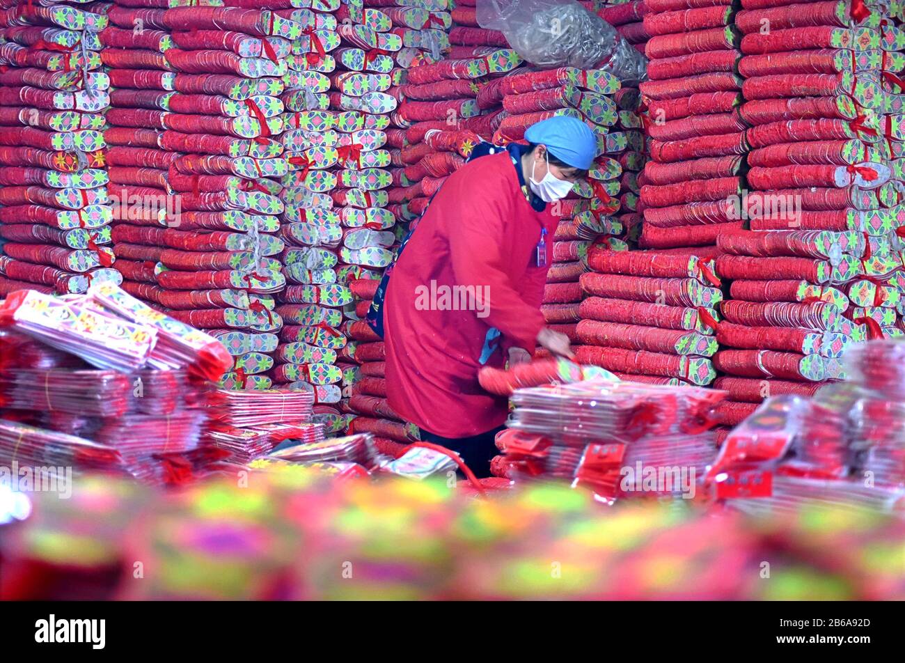 Zibo, Provincia Cinese Dello Shandong. 10th Mar, 2020. Un abitante del villaggio ordina le solette in un punto di alleviamento della povertà nel villaggio di Buxia della contea di Yiyuan, provincia dello Shandong della Cina orientale, 10 marzo 2020. La Yiyuan County, che ha collaborato con le imprese locali ad alta intensità di lavoro, ha messo a punto politiche per aiutare a creare più di 900 piccoli e micro punti di riduzione della povertà in tutta la contea, creando posti di lavoro per oltre 17.000 persone che coinvolgono famiglie locali a basso reddito. Credito: Zhao Dongshan/Xinhua/Alamy Live News Foto Stock