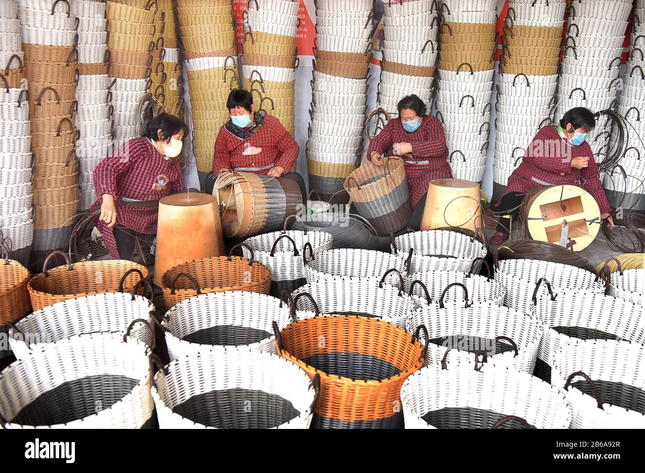 Zibo, Provincia Cinese Dello Shandong. 10th Mar, 2020. Gli abitanti dei villaggi tessono secchi portatili a un punto di alleviamento della povertà nel villaggio Dahongyu della contea di Yiyuan, nella provincia dello Shandong della Cina orientale, il 10 marzo 2020. La Yiyuan County, che ha collaborato con le imprese locali ad alta intensità di lavoro, ha messo a punto politiche per aiutare a creare più di 900 piccoli e micro punti di riduzione della povertà in tutta la contea, creando posti di lavoro per oltre 17.000 persone che coinvolgono famiglie locali a basso reddito. Credito: Zhao Dongshan/Xinhua/Alamy Live News Foto Stock