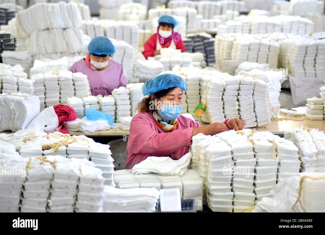 Zibo, Provincia Cinese Dello Shandong. 10th Mar, 2020. Gli abitanti del villaggio confezionano gli asciugamani in un punto di riduzione della povertà nel villaggio di Jiajiazhuang nella Contea di Yiyuan, nella provincia dello Shandong della Cina orientale, il 10 marzo 2020. La Yiyuan County, che ha collaborato con le imprese locali ad alta intensità di lavoro, ha messo a punto politiche per aiutare a creare più di 900 piccoli e micro punti di riduzione della povertà in tutta la contea, creando posti di lavoro per oltre 17.000 persone che coinvolgono famiglie locali a basso reddito. Credito: Zhao Dongshan/Xinhua/Alamy Live News Foto Stock